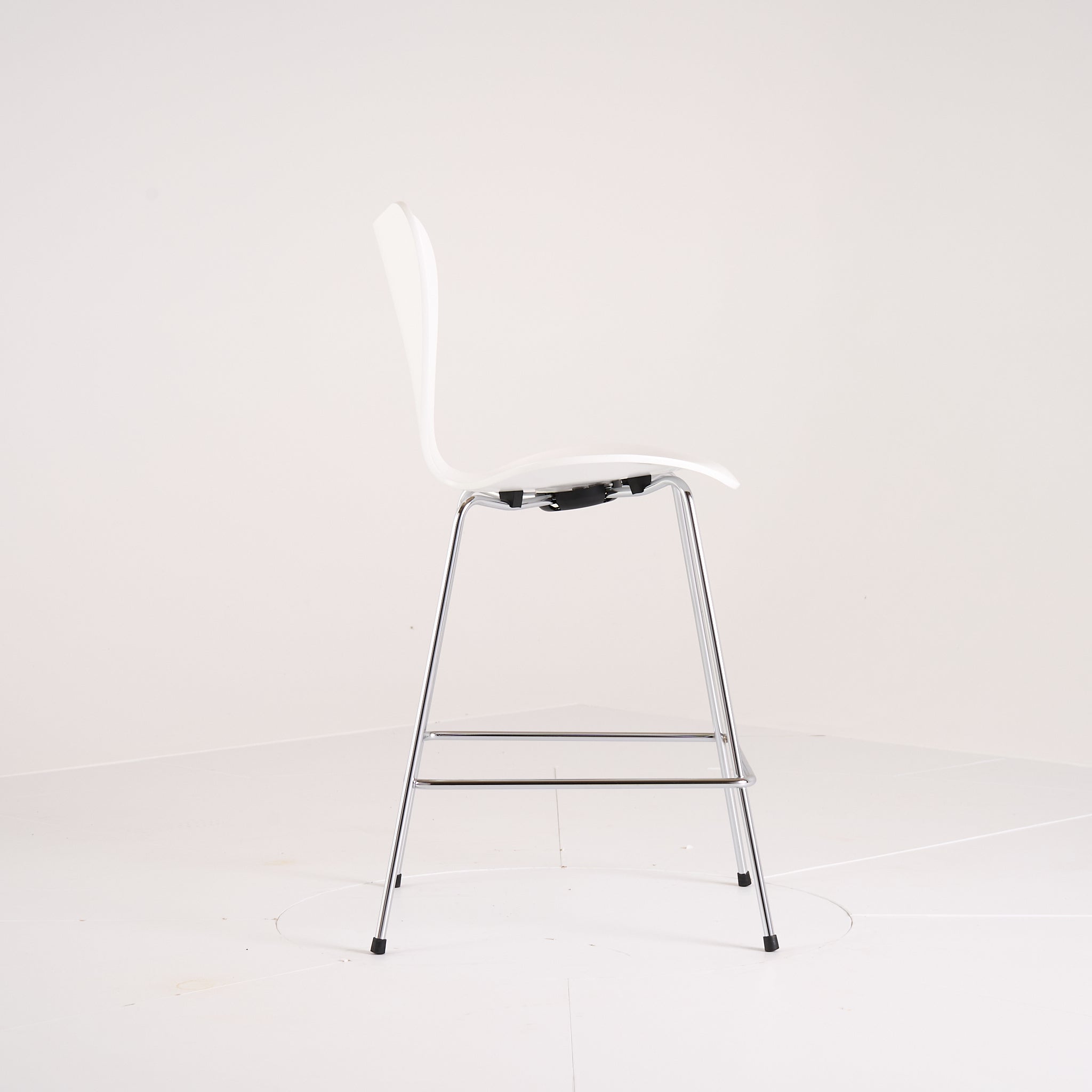 Series 7 Counter Stool by Fritz Hansen in Lacquered White / Chrome | Floor Sample – Very Good | Shop Now | MO-FHA-3187-54-Hero Image-1