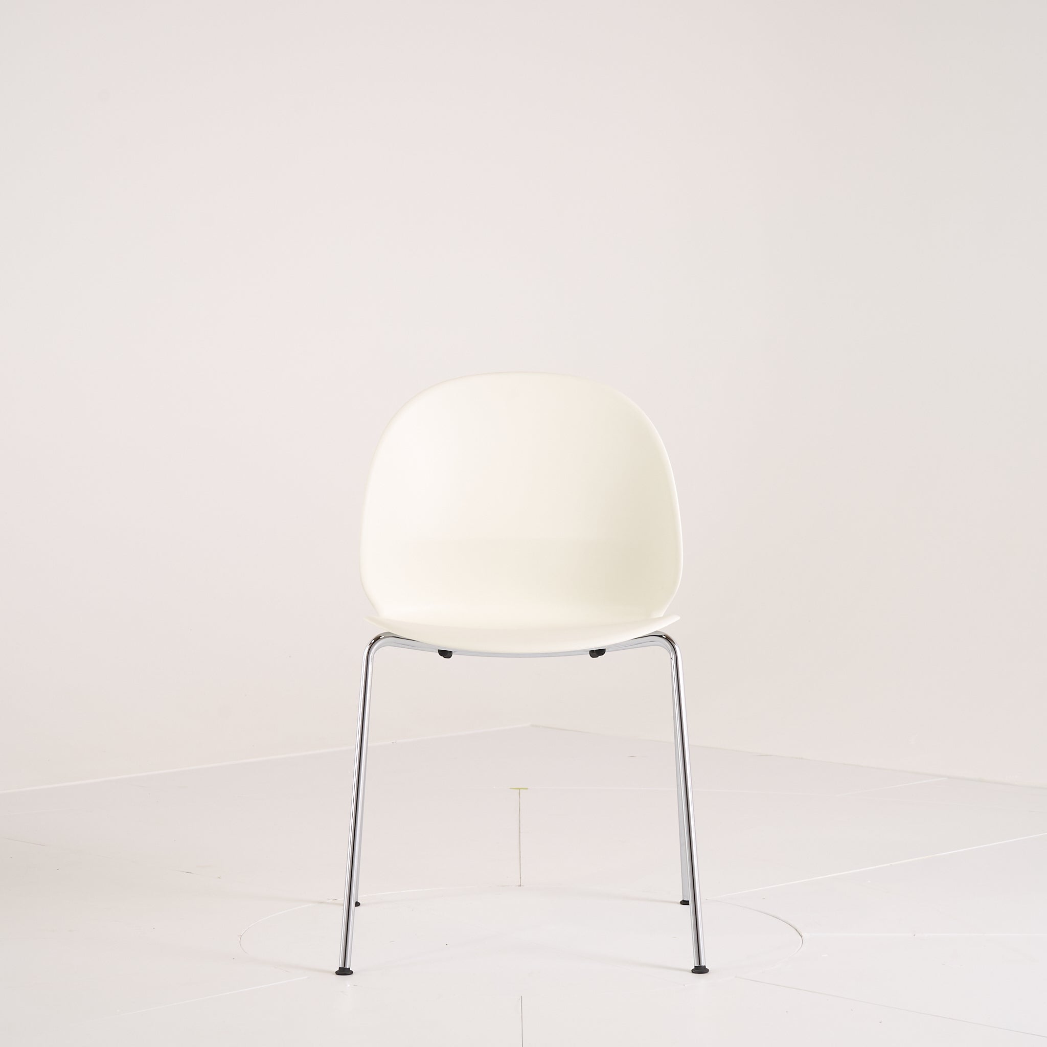 Recycle Chair by Fritz Hansen in Off White / Chrome | Well Loved – Fair | Shop Now | MO-FHA-N02_10_Chair-93-Hero Image-6