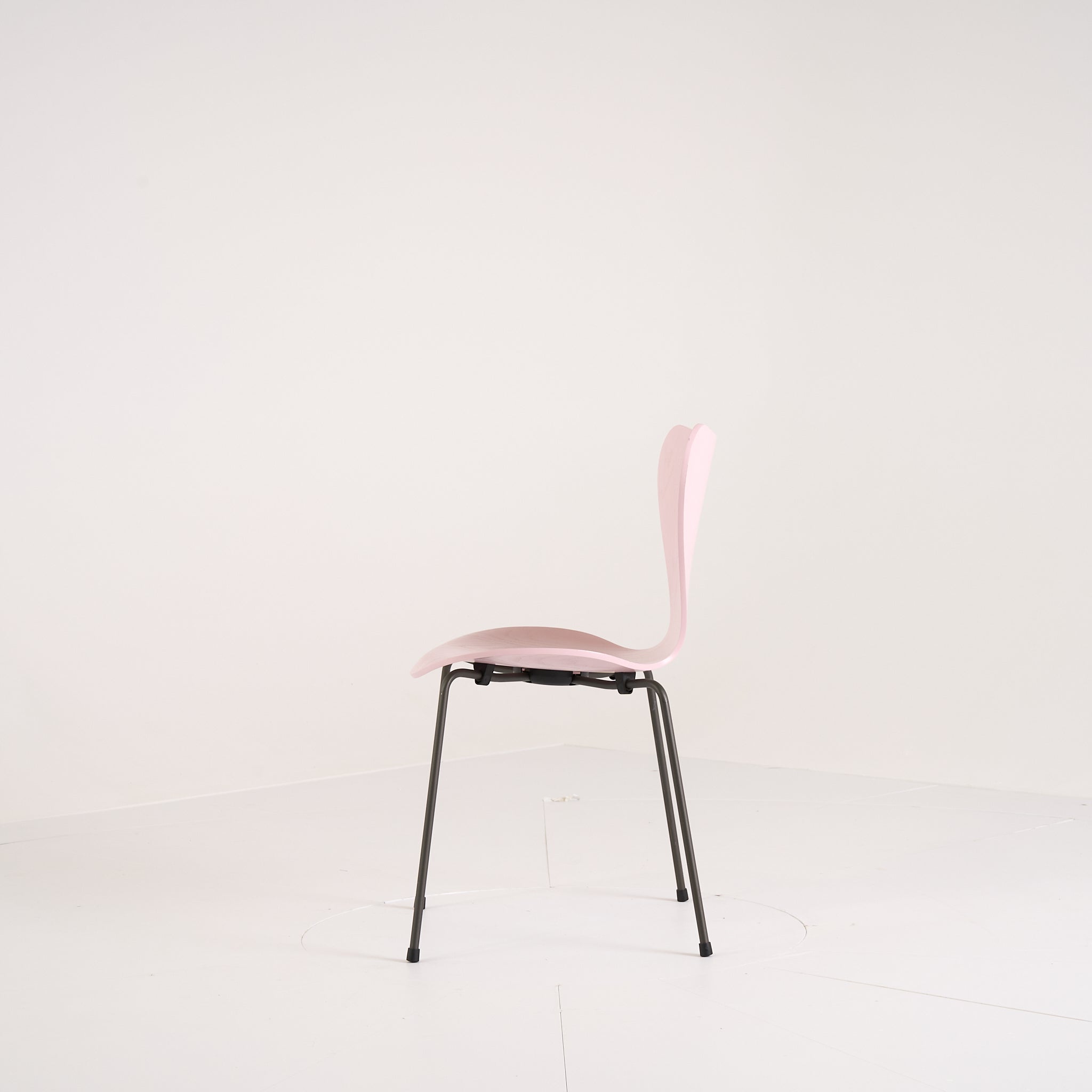 Series 7 Chair by Fritz Hansen in Pale Rose Lacquer / Warm Graphite | Gently Used – Good | Shop Now | MO-FHA-3107-67-Hero Image-5