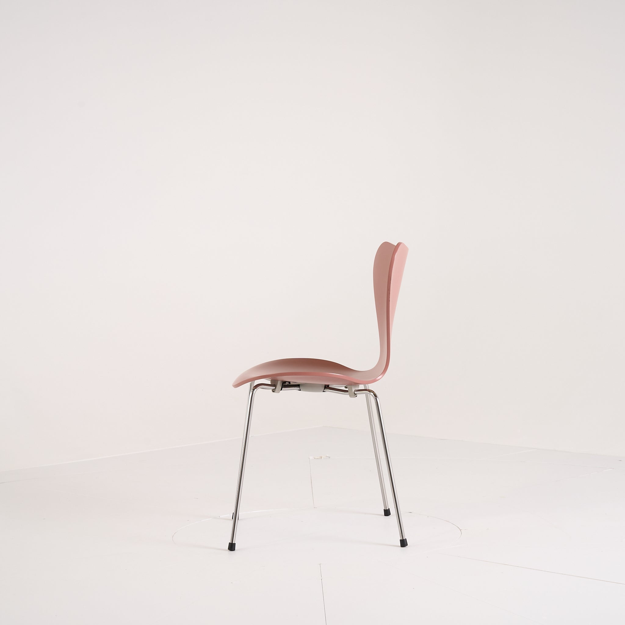 Series 7 Chair by Fritz Hansen in Wild Rose Lacquer / Warm Graphite | Open Box – Excellent | Shop Now | MO-FHA-3107-63-Hero Image-7