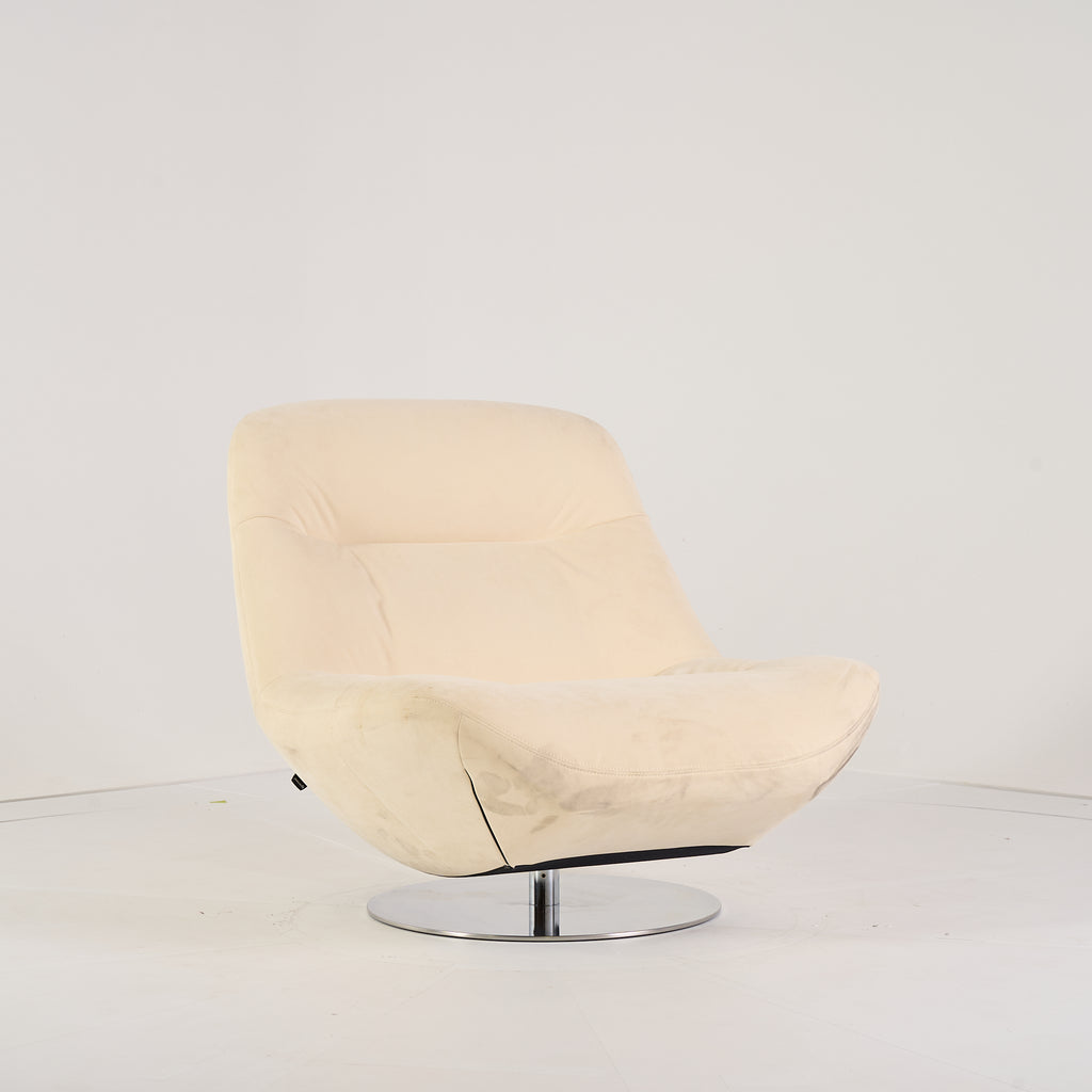 Manarola Swivelling Armchair by Ligne Roset in Alcantara Eggshell | Project Piece – As-Is | Shop Now | MO-LIR-14090200-1421-Hero Image-2