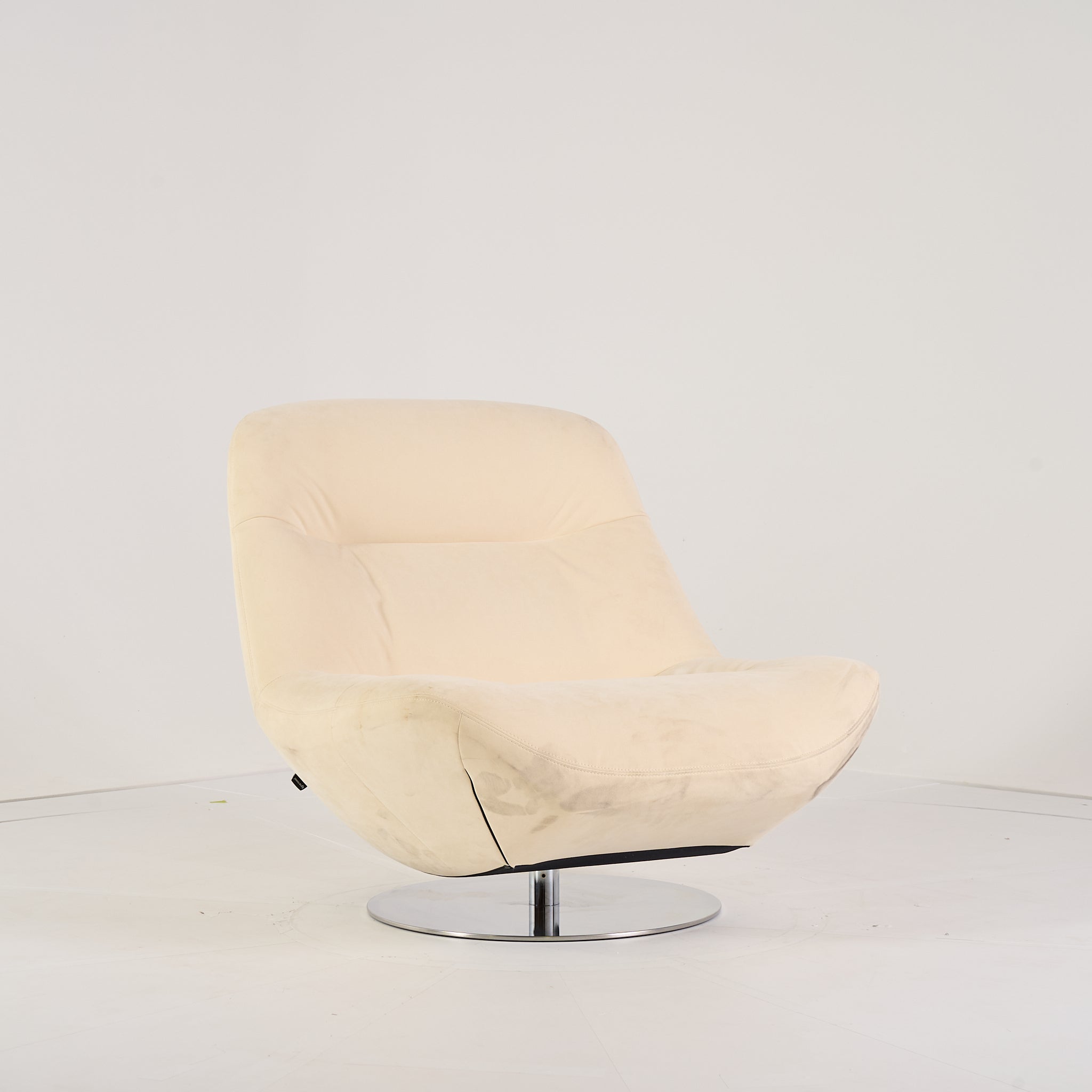 Manarola Swivelling Armchair by Ligne Roset in Alcantara Eggshell | Project Piece – As-Is | Shop Now | MO-LIR-14090200-1421-Hero Image-2