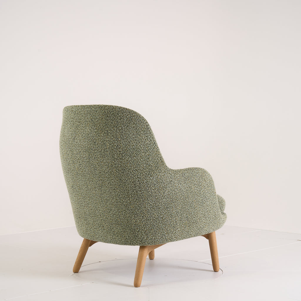 Fri Chair by Fritz Hansen in Knoll Looped In Ivy / Oak | Open Box – Excellent | Shop Now | MO-FHA-JH4-42-Hero Image-2