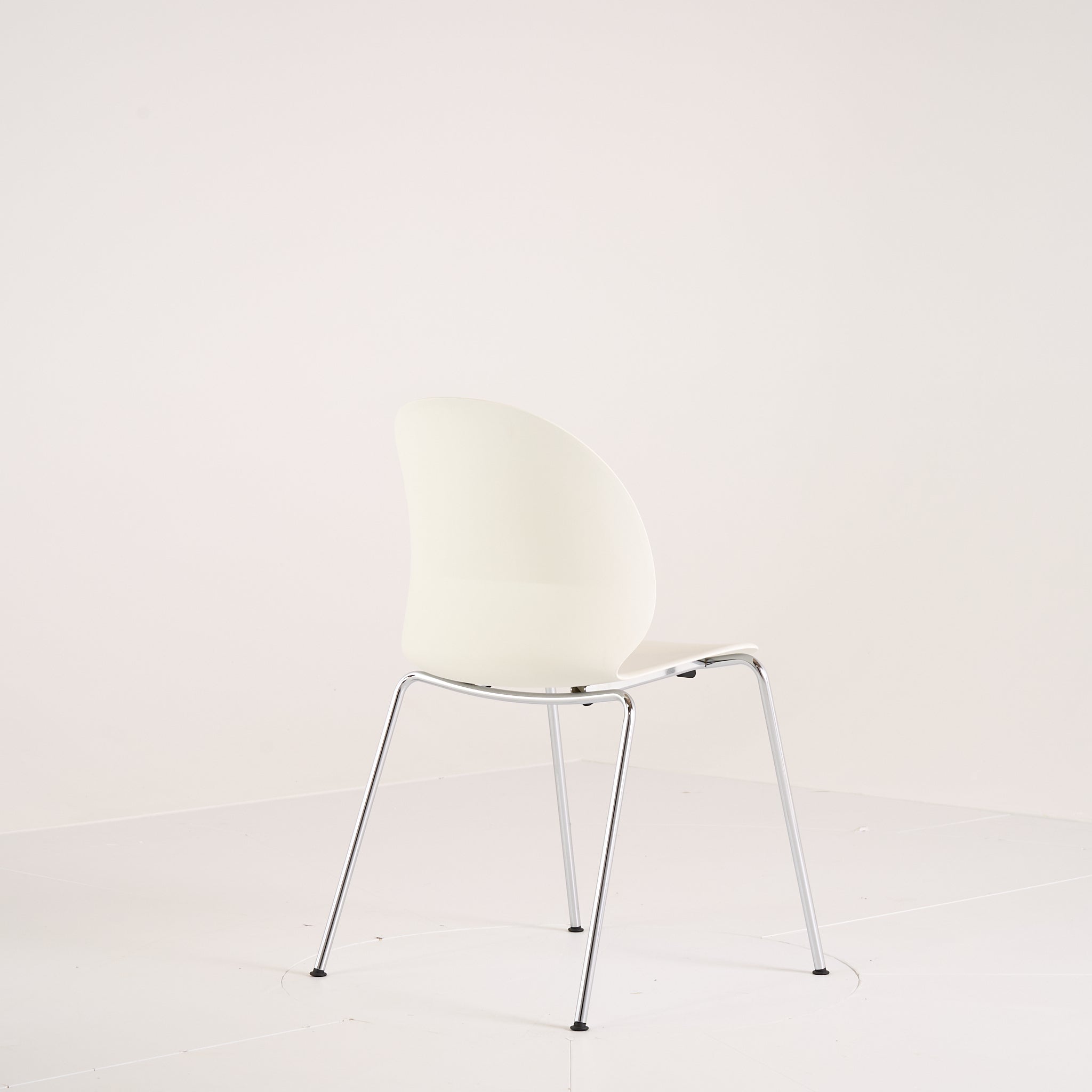 Recycle Chair by Fritz Hansen in Off White / Chrome | Well Loved – Fair | Shop Now | MO-FHA-N02_10_Chair-93-Hero Image-2