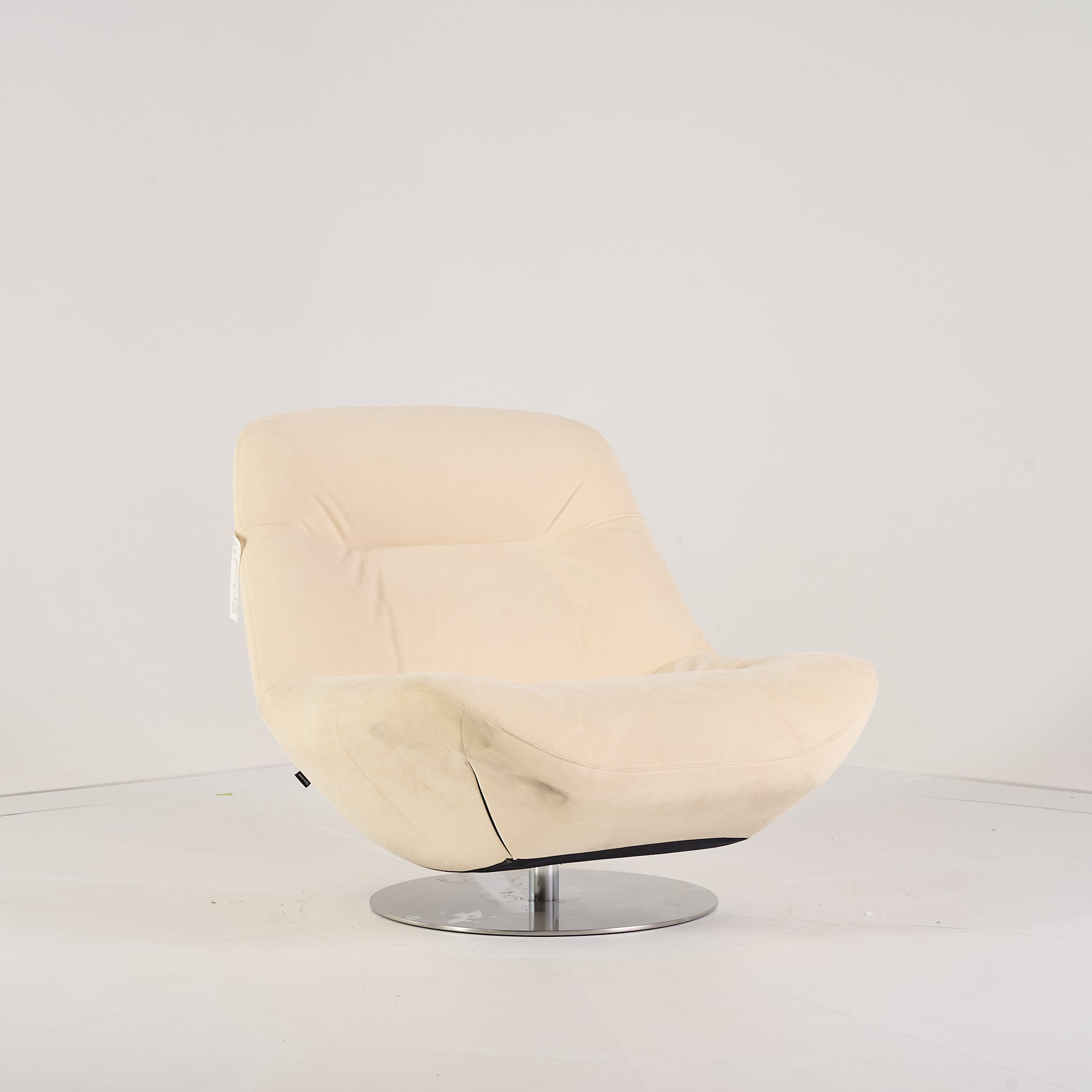 Manarola Swivelling Armchair by Ligne Roset in Alcantara Eggshell | Project Piece – As-Is | Shop Now | MO-LIR-14090200-1198-Hero Image-2