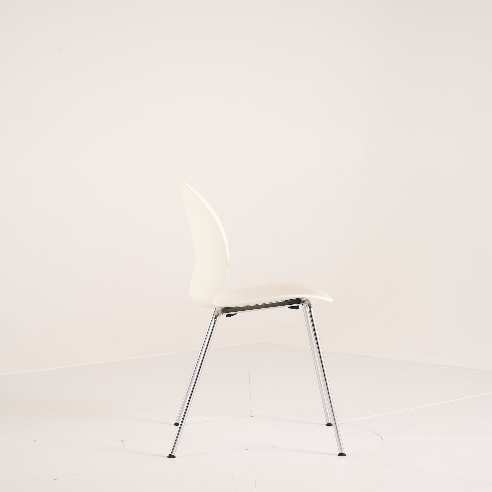 Recycle Chair by Fritz Hansen in Off White / Chrome | Well Loved – Fair | Shop Now | MO-FHA-N02_10_Chair-93-Hero Image-1
