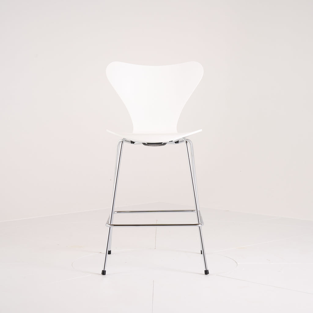 Series 7 Counter Stool by Fritz Hansen in Lacquered White / Chrome | Floor Sample – Very Good | Shop Now | MO-FHA-3187-54-Hero Image-4