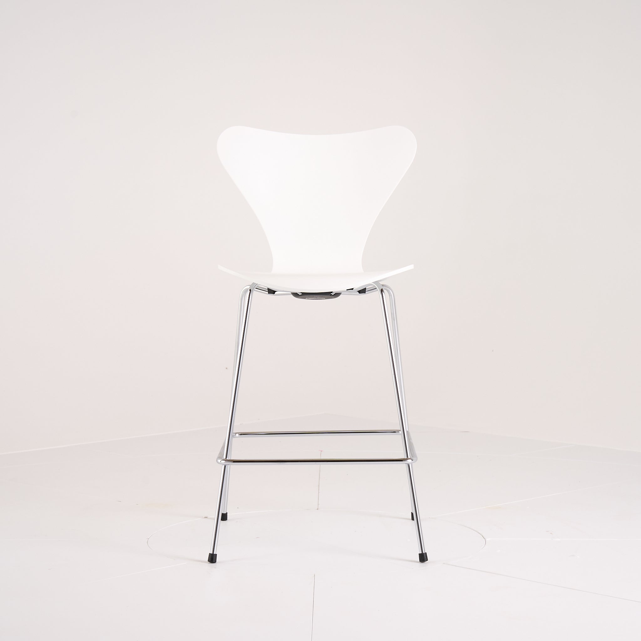 Series 7 Counter Stool by Fritz Hansen in Lacquered White / Chrome | Floor Sample – Very Good | Shop Now | MO-FHA-3187-54-Hero Image-4