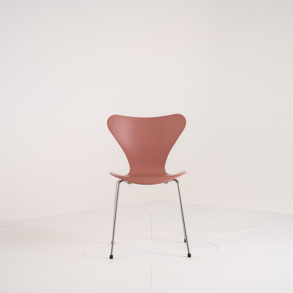 Series 7 Chair by Fritz Hansen in Wild Rose Lacquer / Warm Graphite | Open Box – Excellent | Shop Now | MO-FHA-3107-63-Hero Image-6