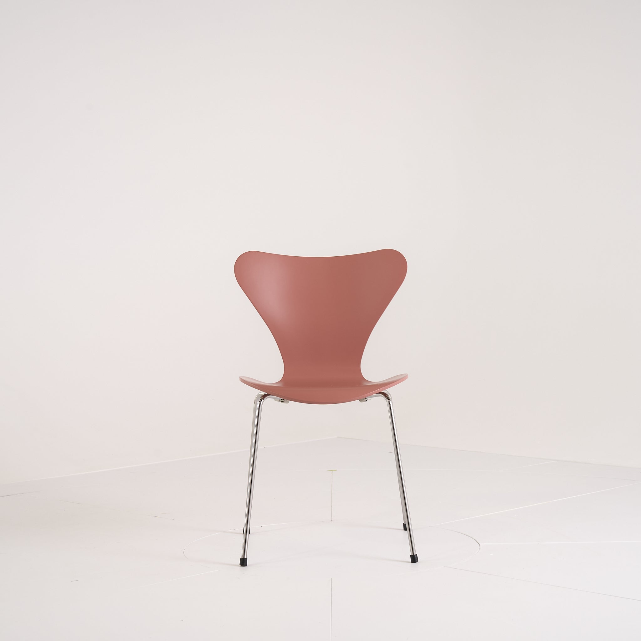 Series 7 Chair by Fritz Hansen in Wild Rose Lacquer / Warm Graphite | Open Box – Excellent | Shop Now | MO-FHA-3107-63-Hero Image-6