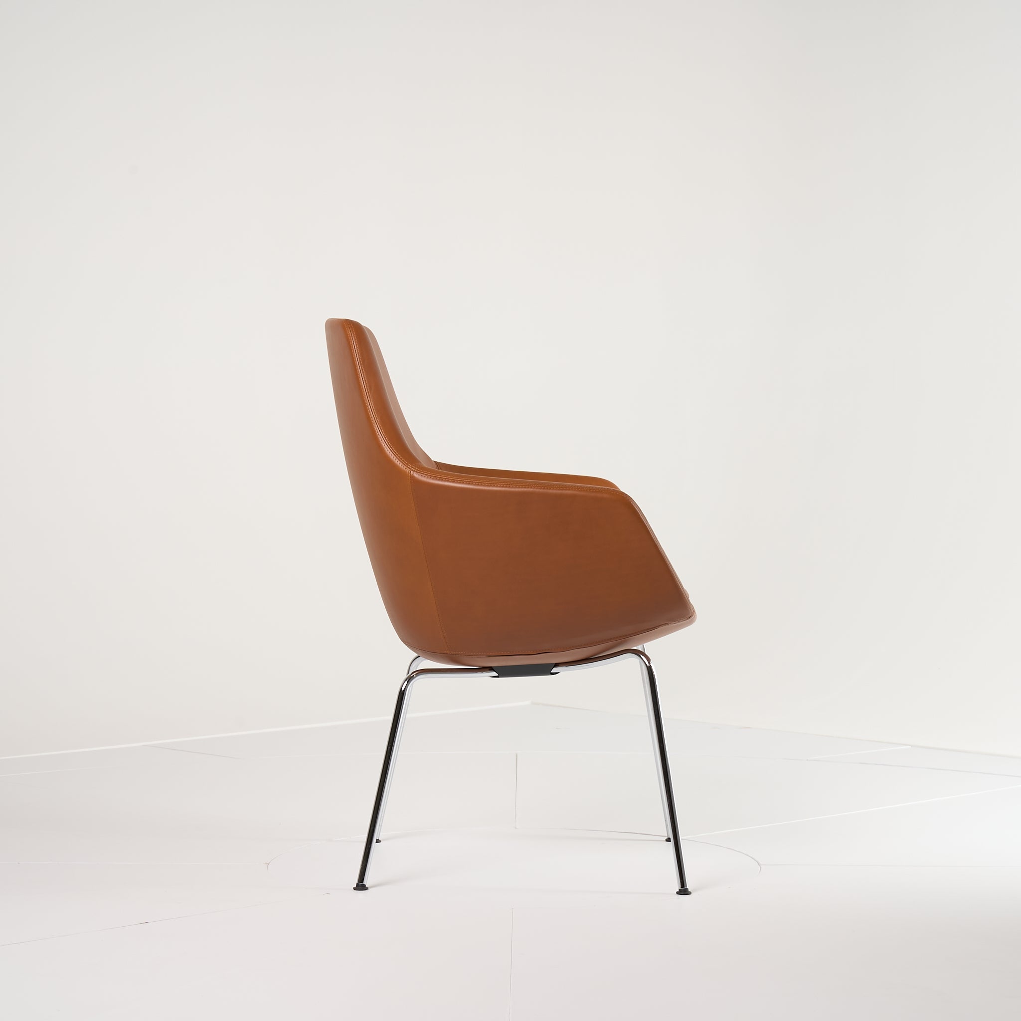 Little Giraffe Chair by Fritz Hansen in Four Legs, Soft Walnut Leather / Chrome | Floor Sample – Very Good | Shop Now | MO-FHA-3201-116-Hero Image-6