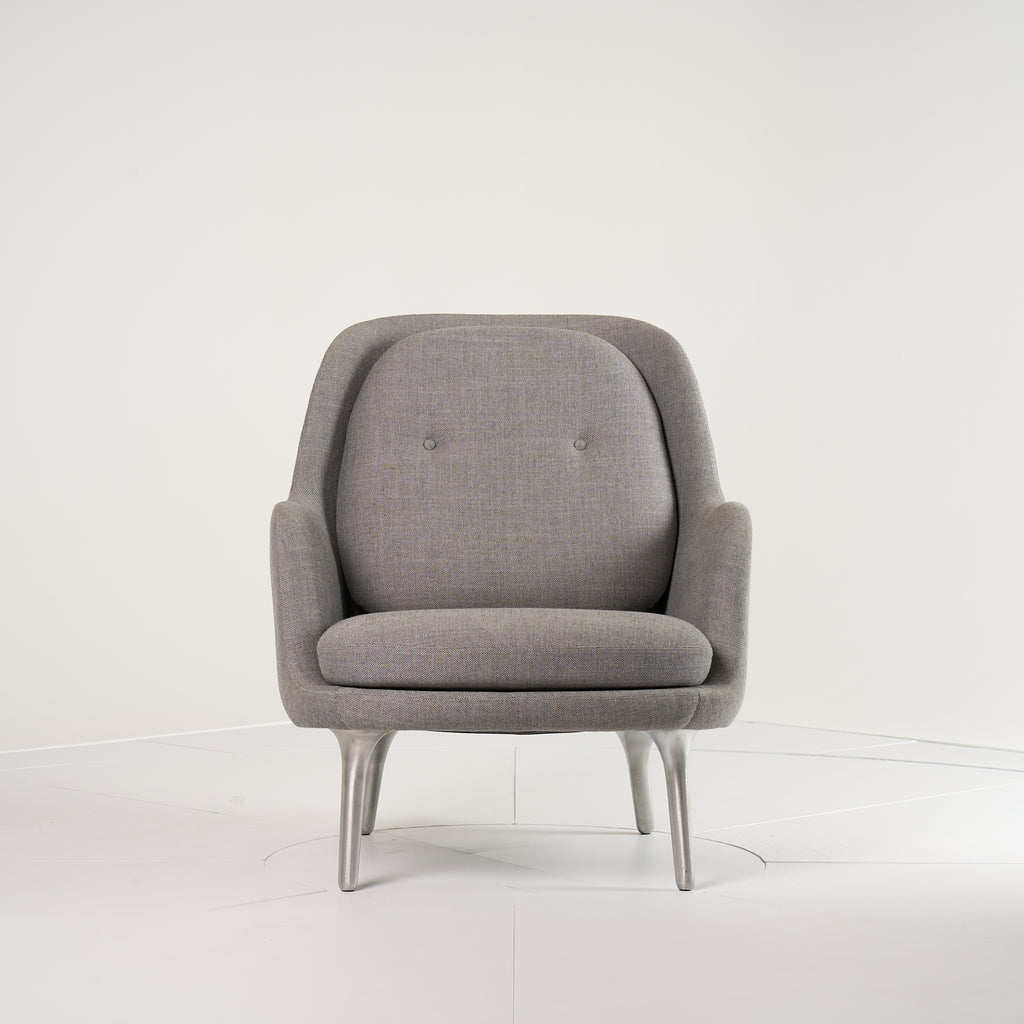 Fri Chair by Fritz Hansen in Light Grey / Brushed Aluminum | Open Box – Excellent | Shop Now | MO-FHA-JH4-44-Hero Image-5