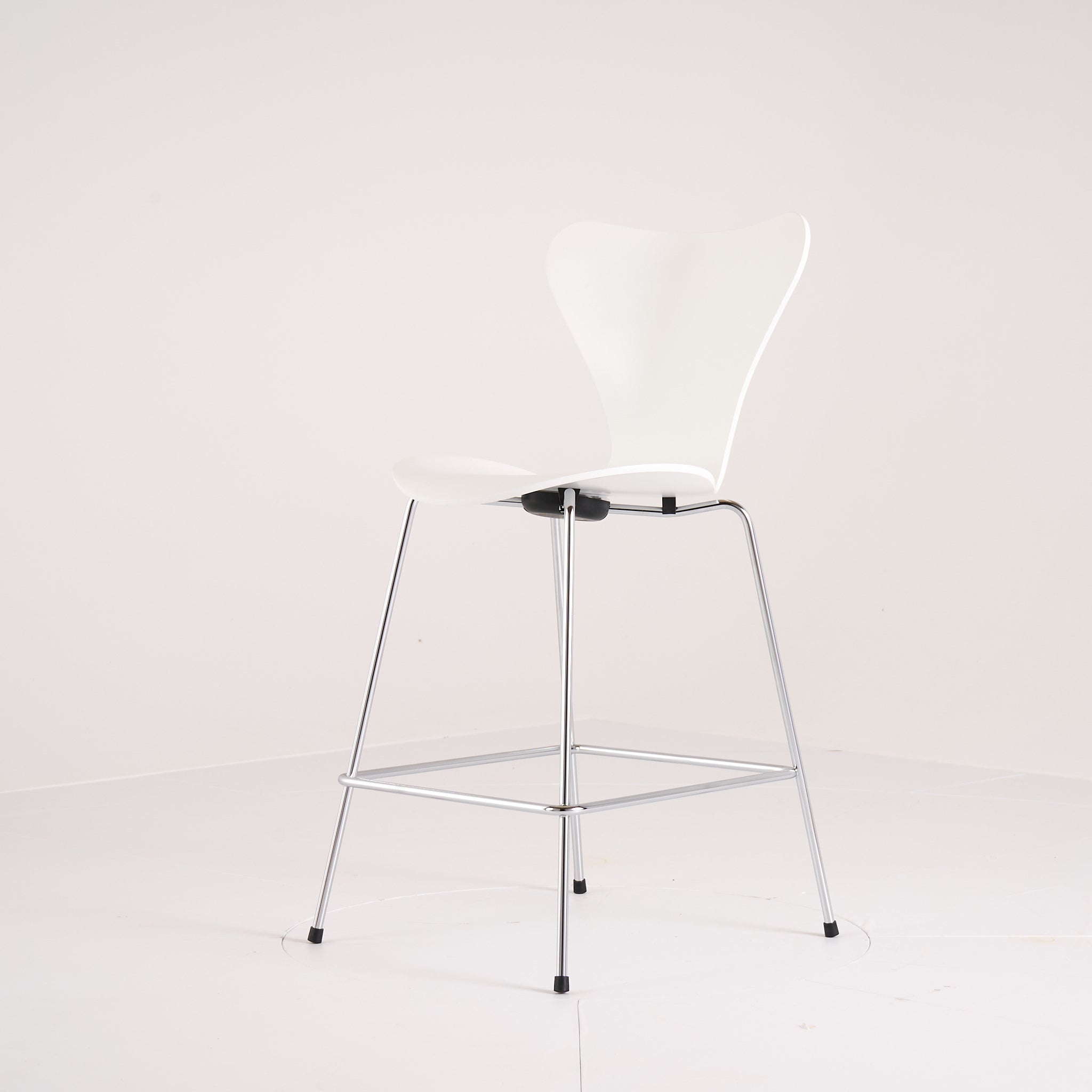 Series 7 Counter Stool by Fritz Hansen in Lacquered White / Chrome | Floor Sample – Very Good | Shop Now | MO-FHA-3187-54-Hero Image-2