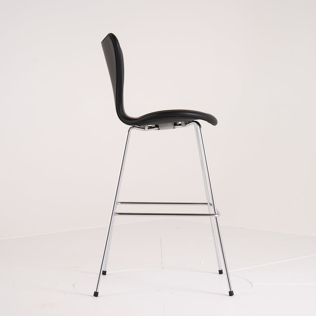 Series 7 Bar Stool by Fritz Hansen in Essential Leather Black / Chrome | Floor Sample – Very Good | Shop Now | MO-FHA-3197-52-Hero Image-2