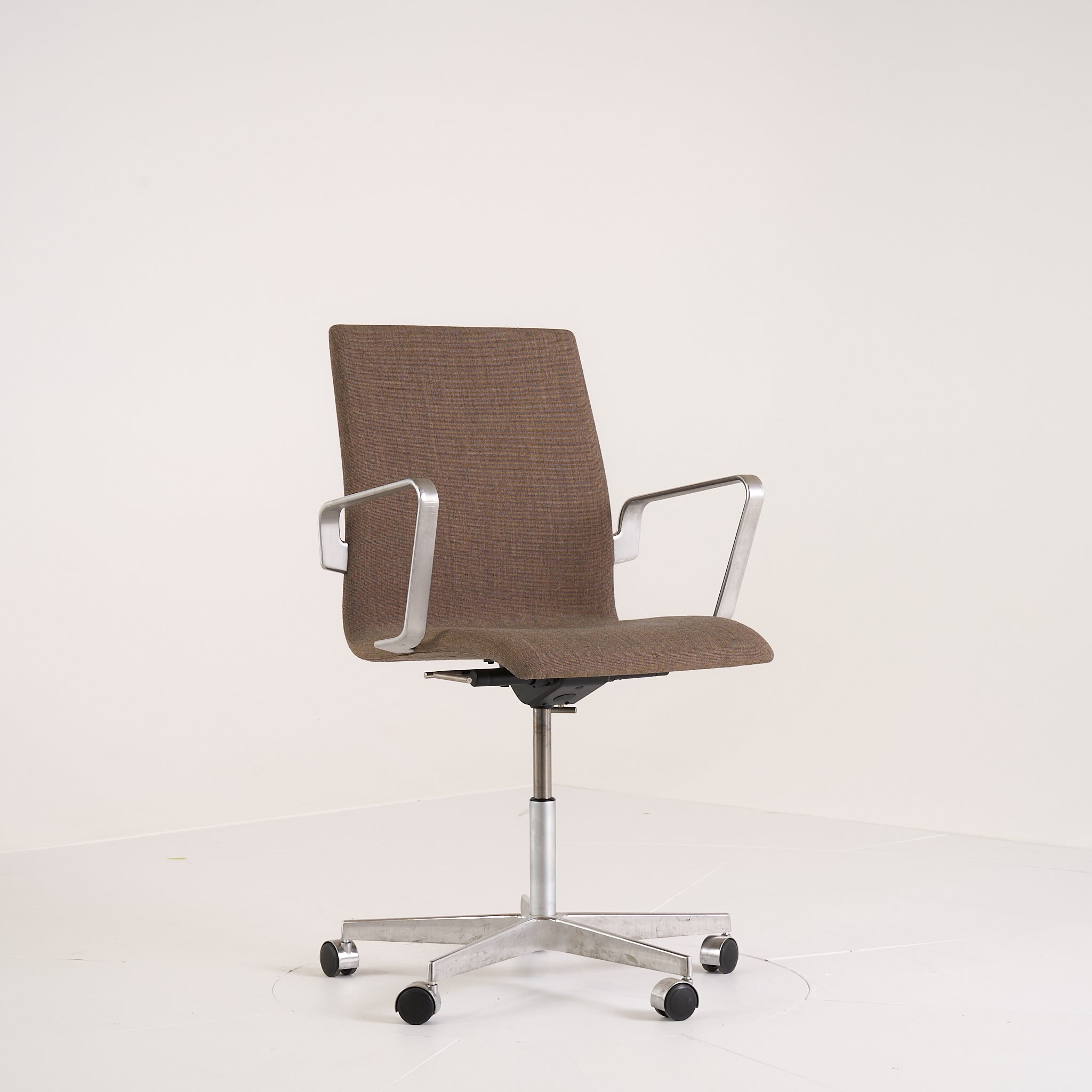 Oxford by Fritz Hansen in Low Back / Canvas 264 / Chrome | Project Piece – As-Is | Shop Now | MO-FHA-3291W-45-Hero Image-2