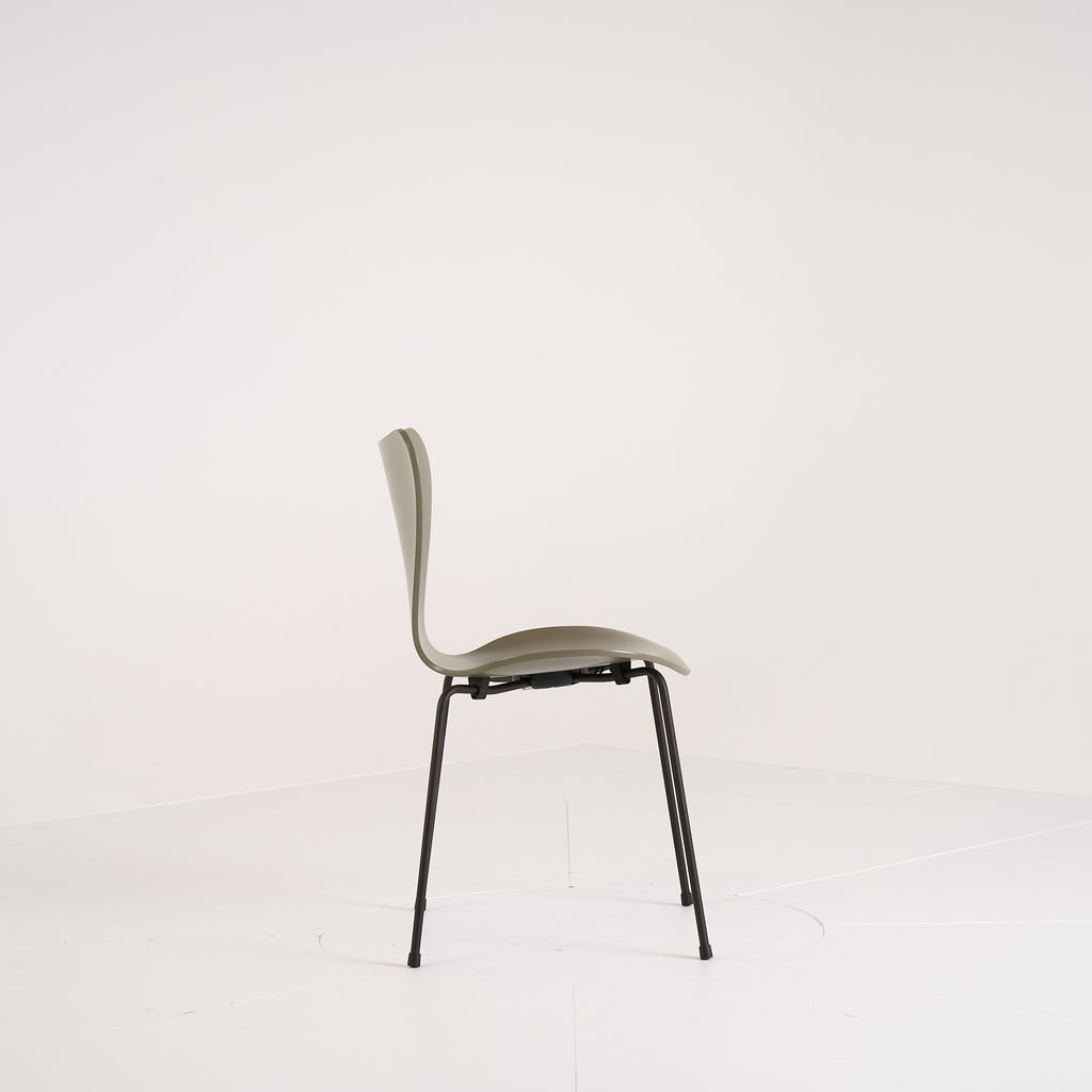 Series 7 Chair by Fritz Hansen in Olive Green Lacquer / Brown Bronze | Gently Used – Good | Shop Now | MO-FHA-3107-65-Hero Image-5