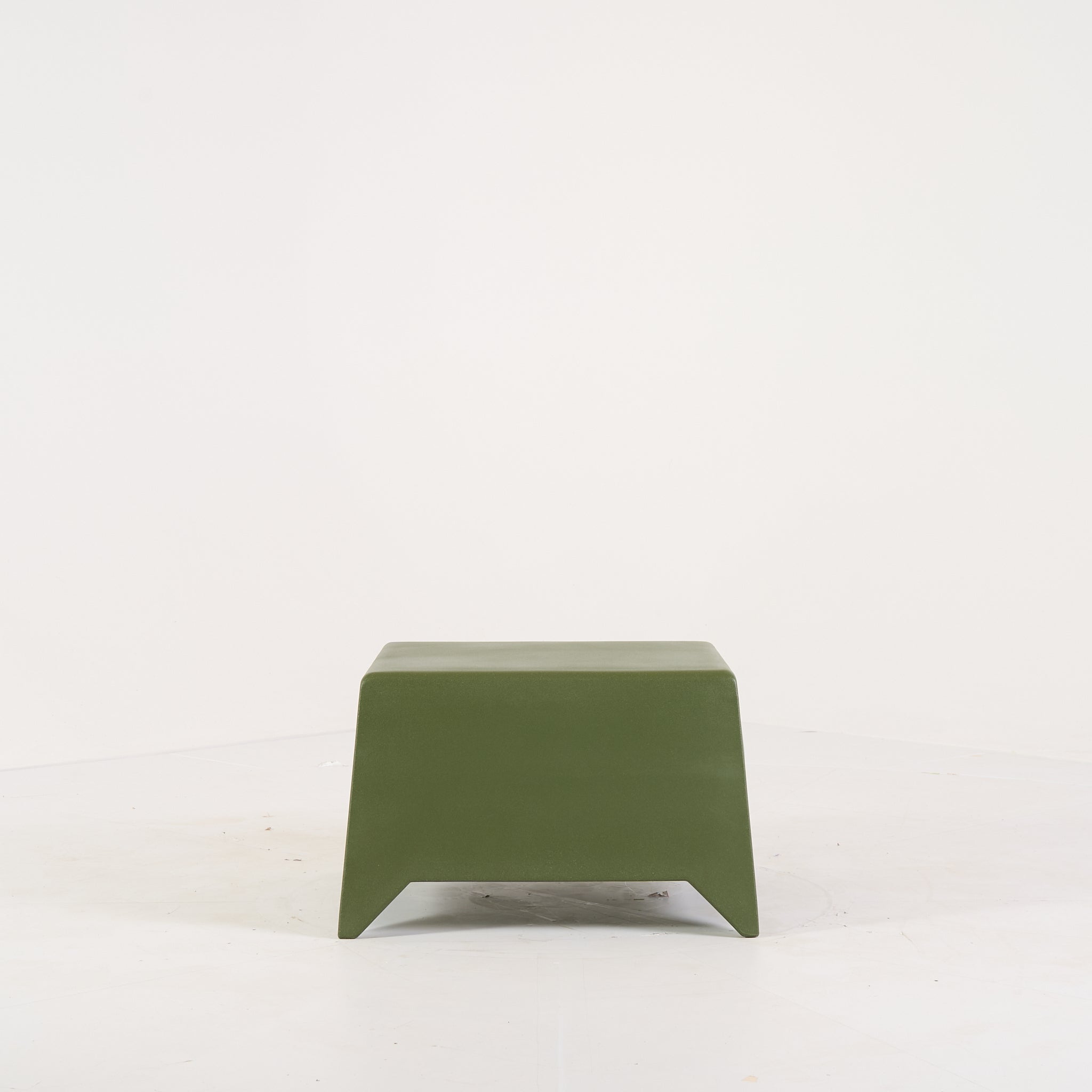 MB5 Table by Heller in Olive (Custom Color) | Open Box – Excellent | Shop Now | MO-HLR-1009_99-1455-Hero Image-4