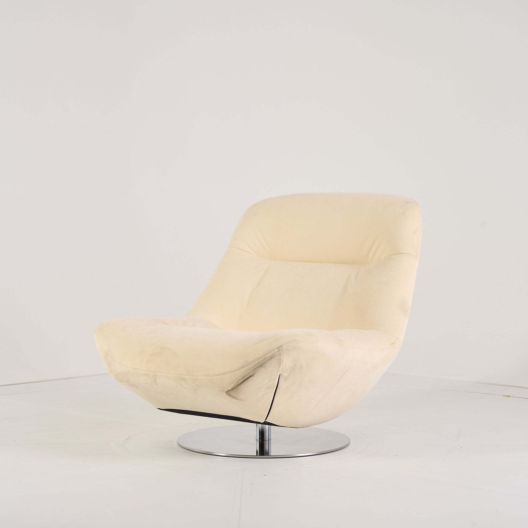 Manarola Swivelling Armchair by Ligne Roset in Alcantara Eggshell | Project Piece – As-Is | Shop Now | MO-LIR-14090200-1421-Hero Image-7