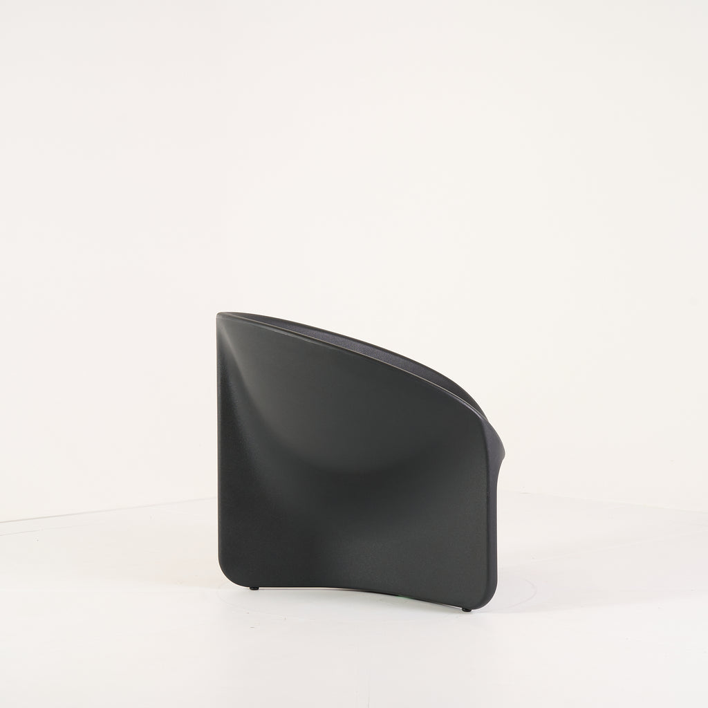 Bluff Chair by Heller in Black | Floor Sample – Very Good | Shop Now | MO-HLR-2302_06-1383-Hero Image-3