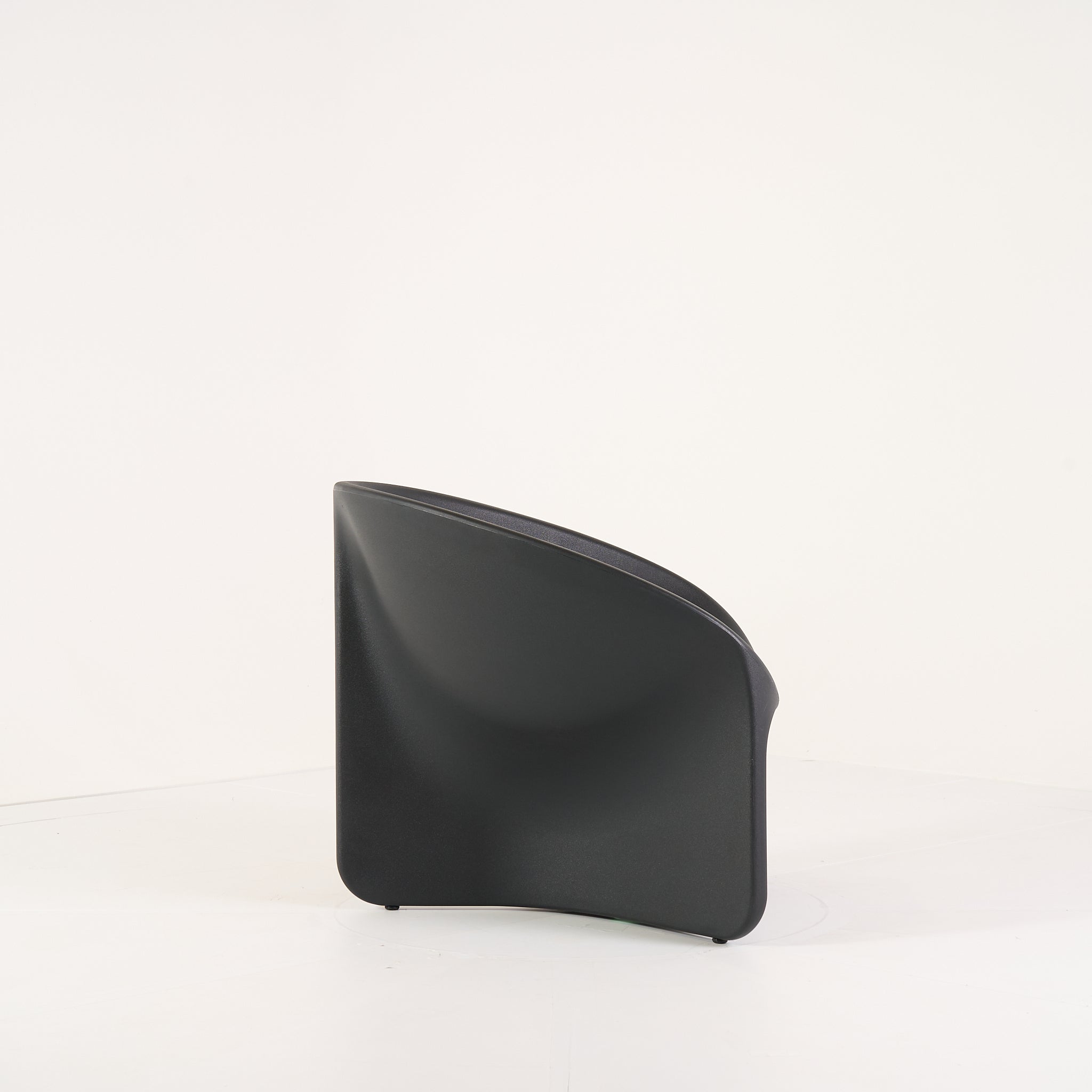 Bluff Chair by Heller in Black | Floor Sample – Very Good | Shop Now | MO-HLR-2302_06-1383-Hero Image-3