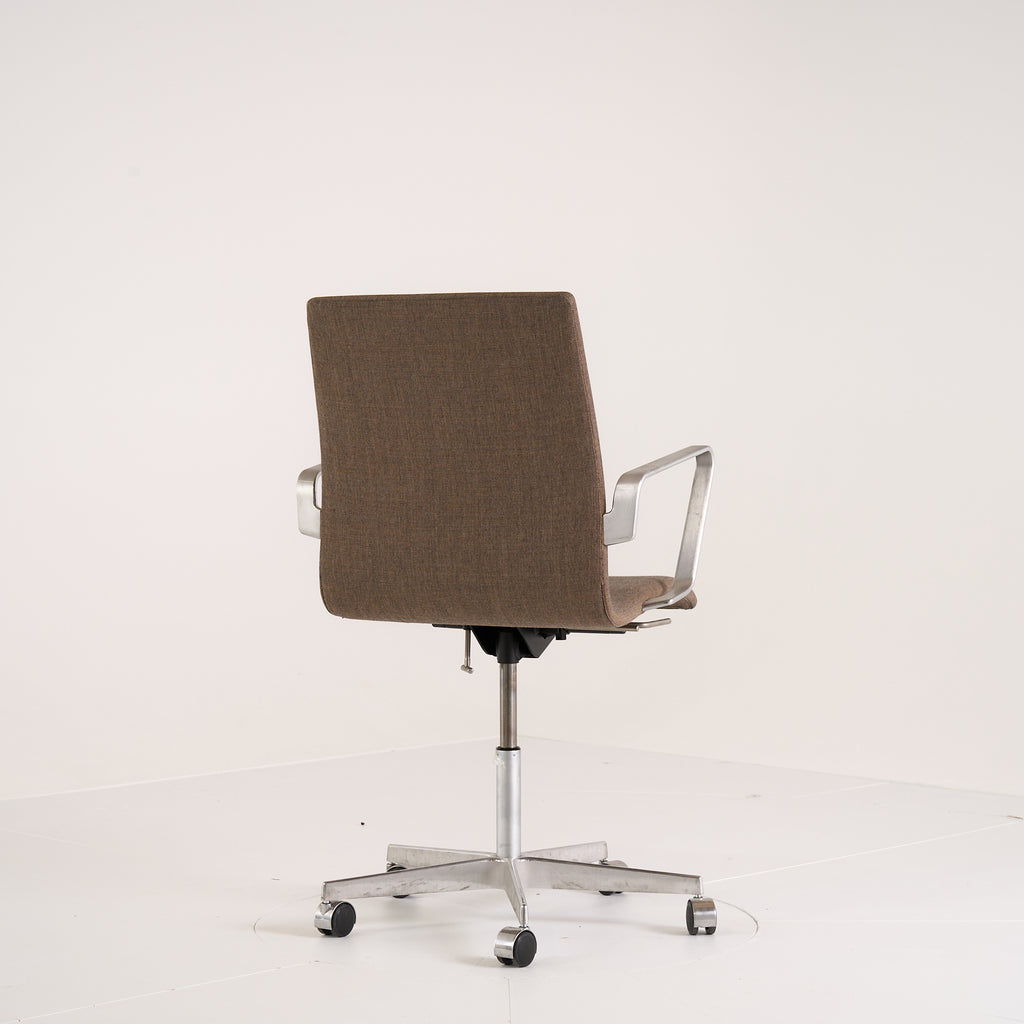 Oxford by Fritz Hansen in Low Back / Canvas 264 / Chrome | Project Piece – As-Is | Shop Now | MO-FHA-3291W-45-Hero Image-6