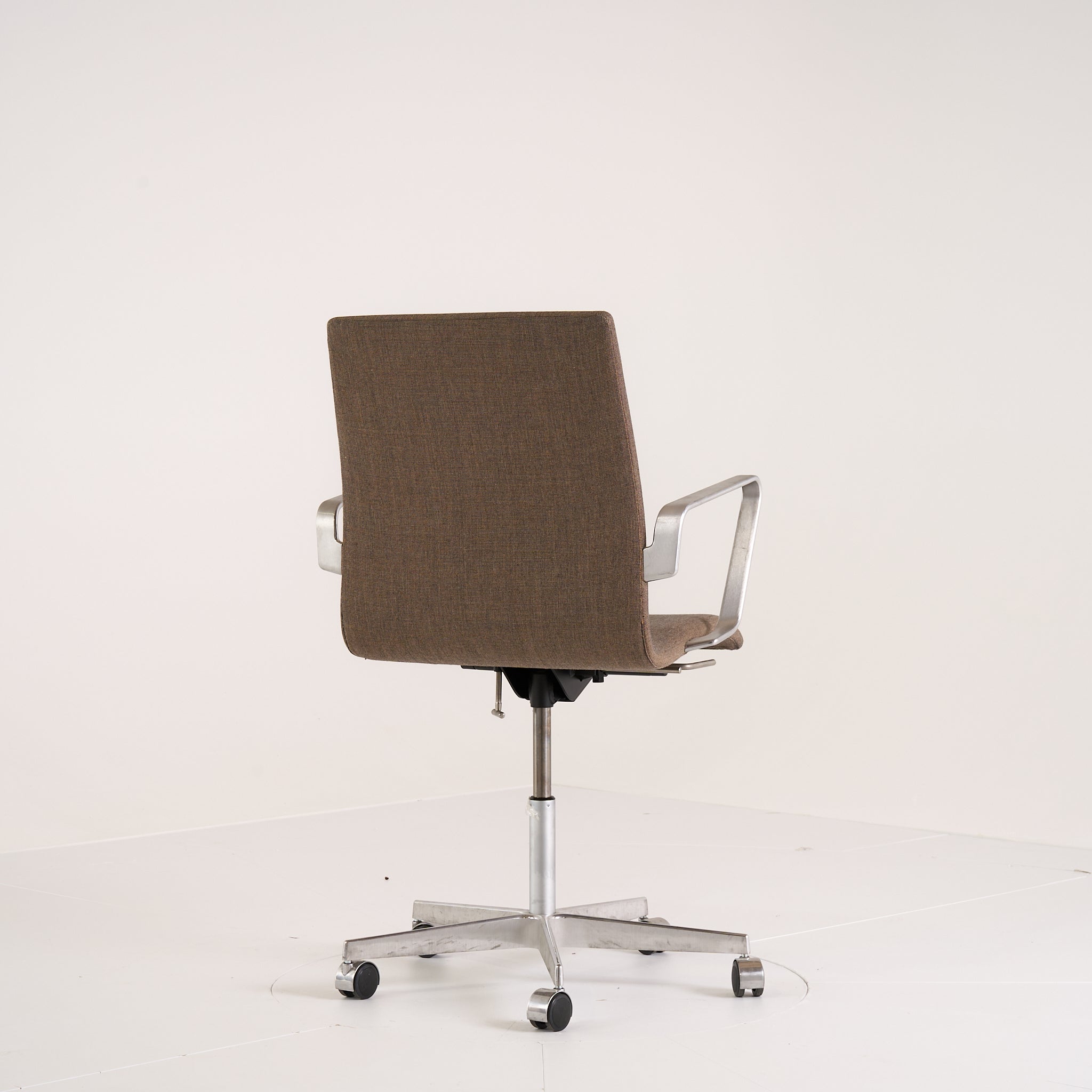 Oxford by Fritz Hansen in Low Back / Canvas 264 / Chrome | Project Piece – As-Is | Shop Now | MO-FHA-3291W-45-Hero Image-6