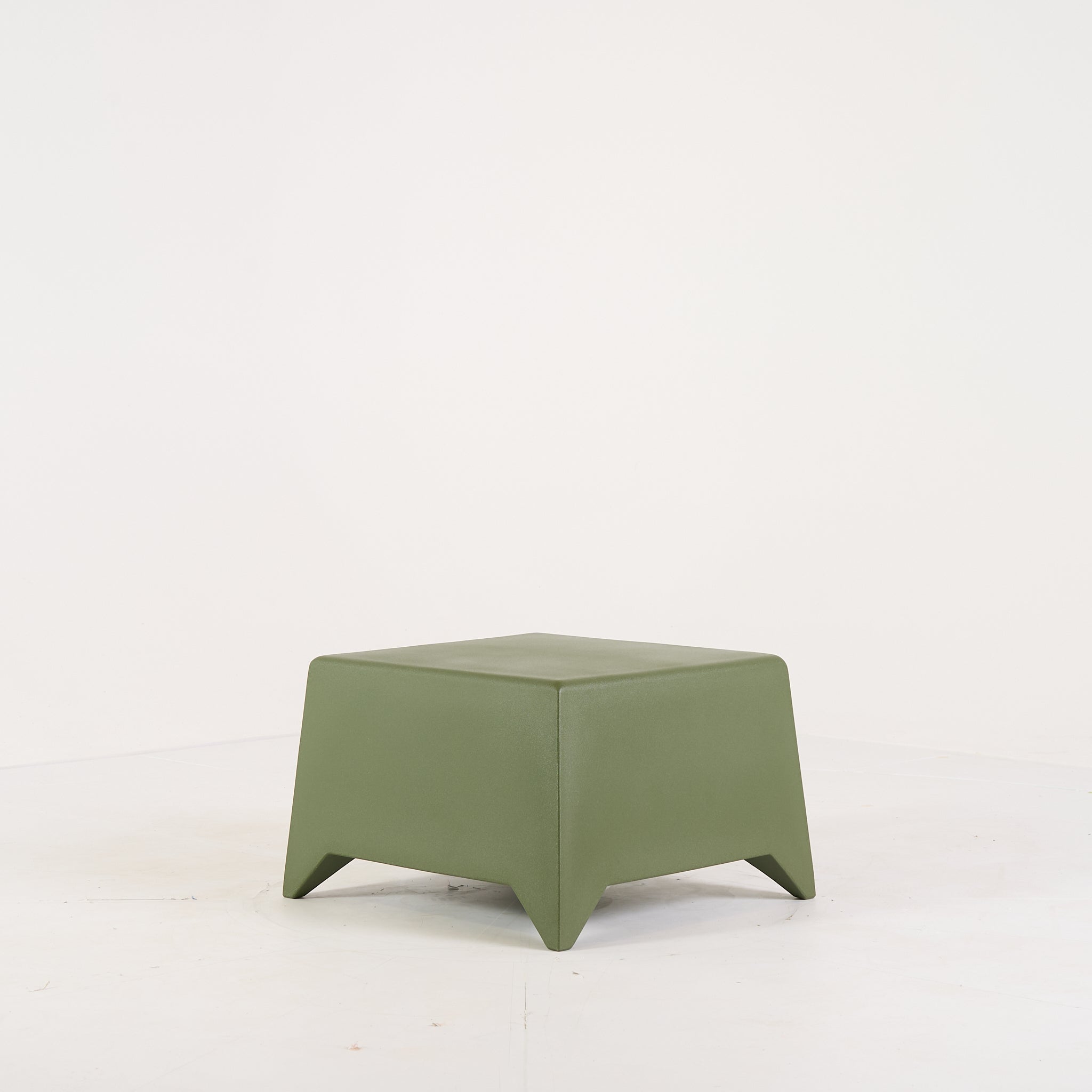 MB5 Table by Heller in Olive (Custom Color) | Open Box – Excellent | Shop Now | MO-HLR-1009_99-1455-Hero Image-2