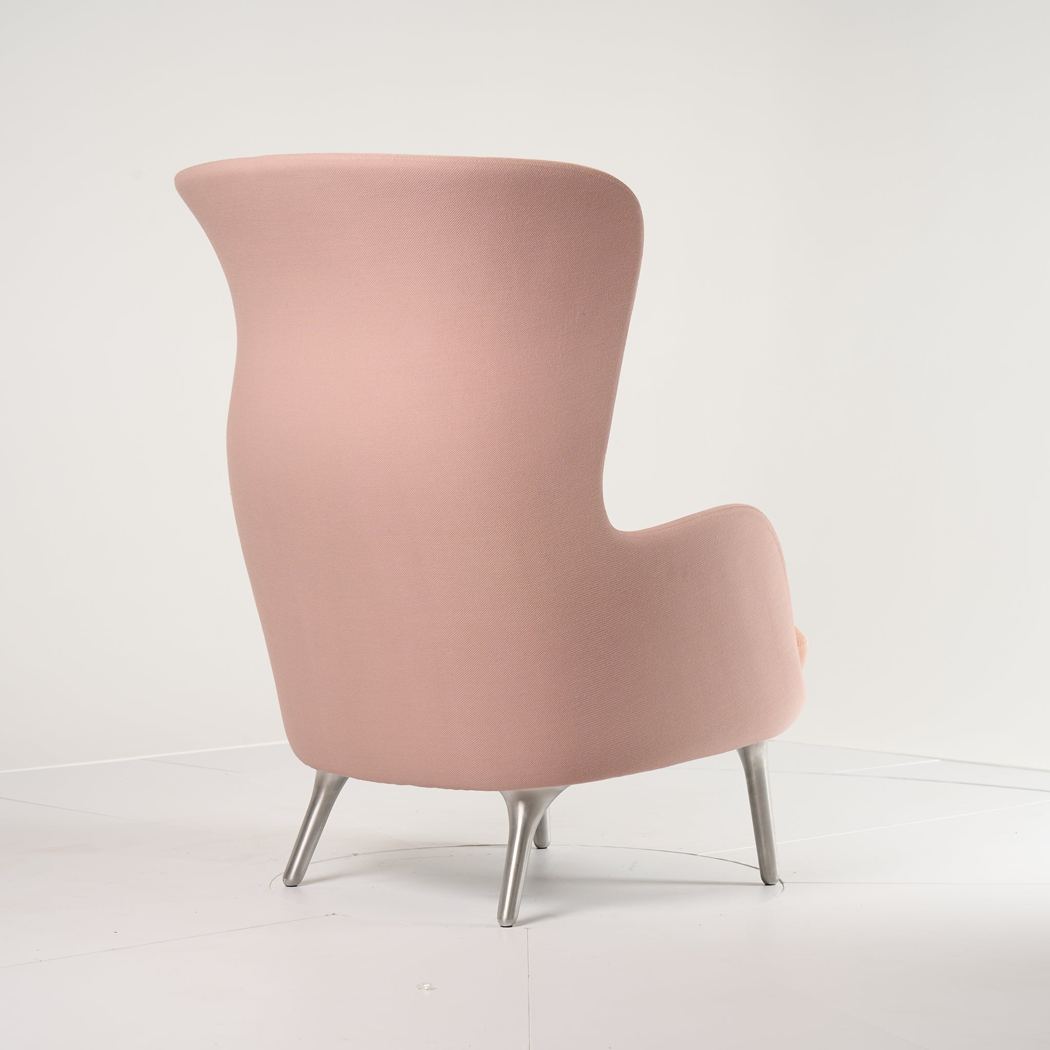 Ro Chair by Fritz Hansen in Steelcut Beige/Red / Nabis Pale Rose / Aluminum | Open Box – Excellent | Shop Now | MO-FHA-JH1MU-37-Hero Image-6