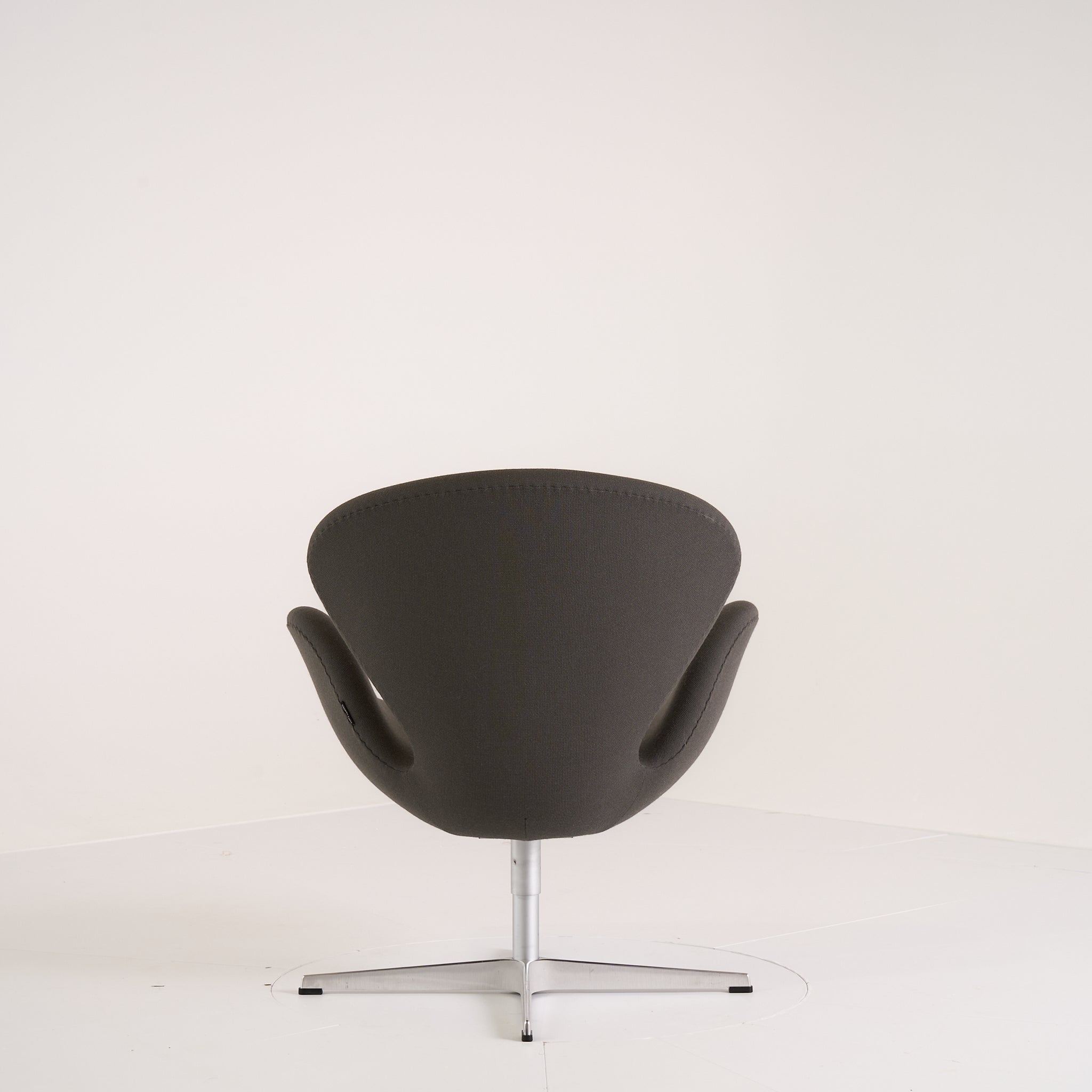 Swan Chair  by Fritz Hansen in Fame 61060 (Grey) / Brushed Aluminum | Floor Sample – Very Good | Shop Now | MO-FHA-3320-27-Hero Image-1