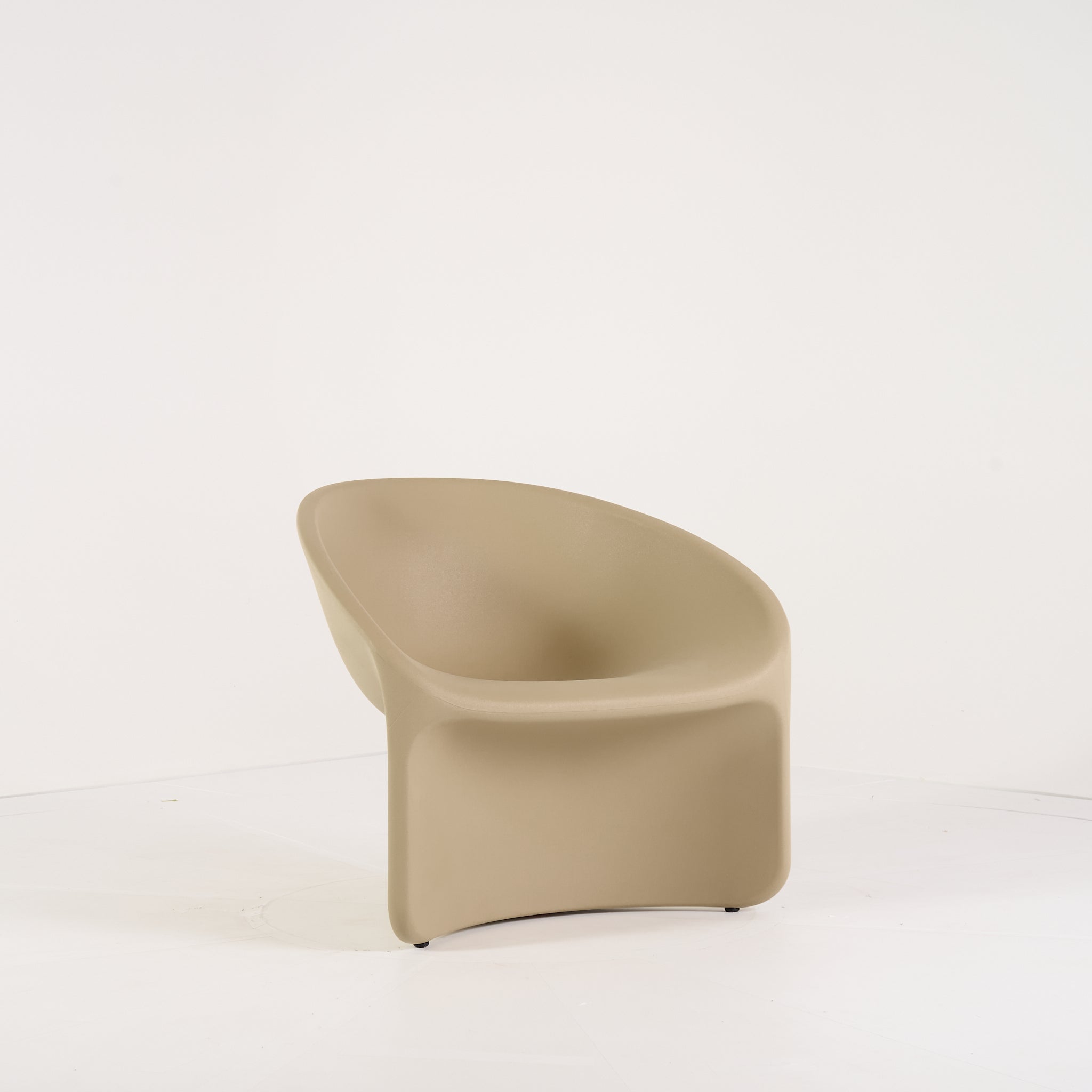 Bluff Chair by Heller in Sand | Open Box – Excellent | Shop Now | MO-HLR-2302_08-1384-Hero Image-2