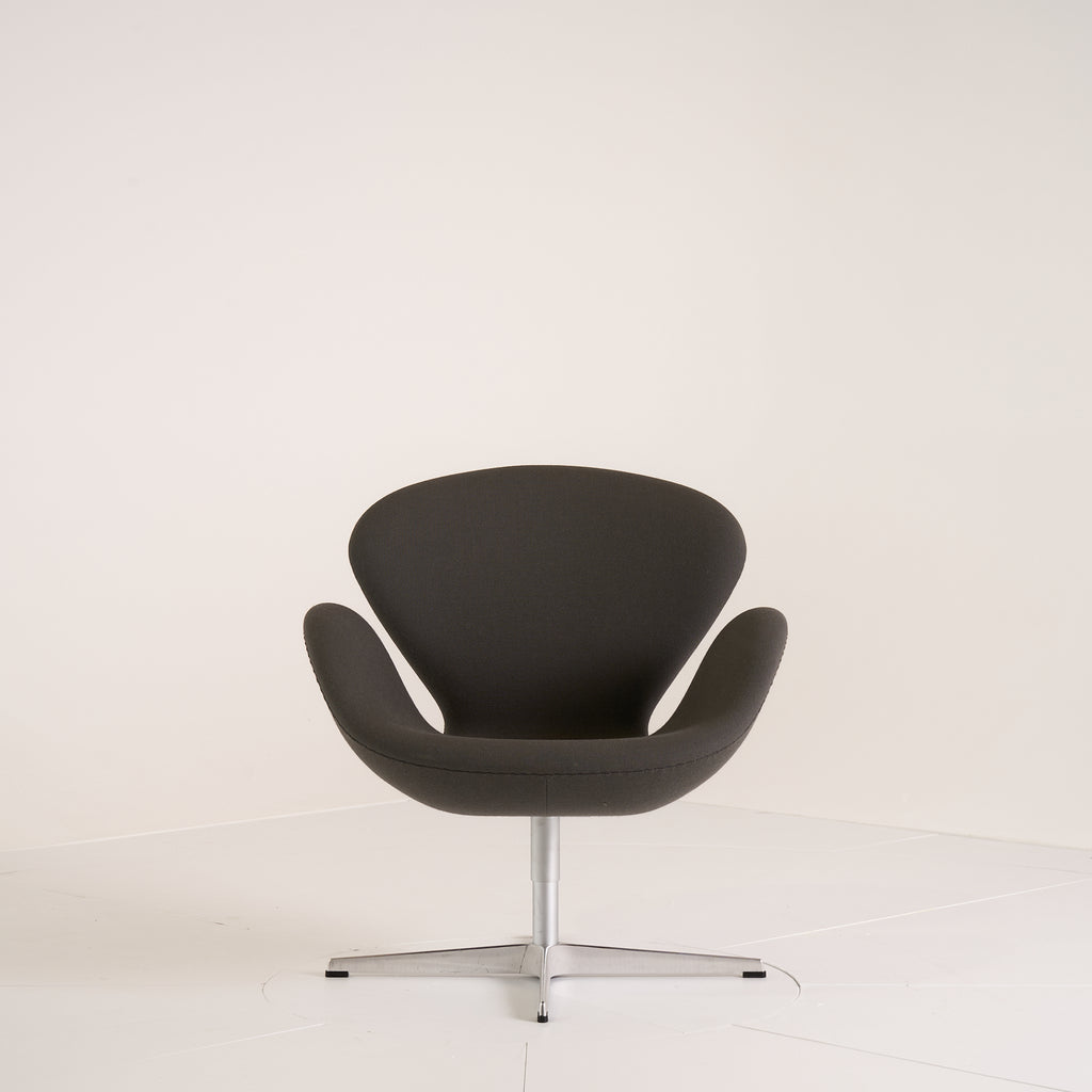 Swan Chair  by Fritz Hansen in Fame 61060 (Grey) / Brushed Aluminum | Floor Sample – Very Good | Shop Now | MO-FHA-3320-27-Hero Image-7