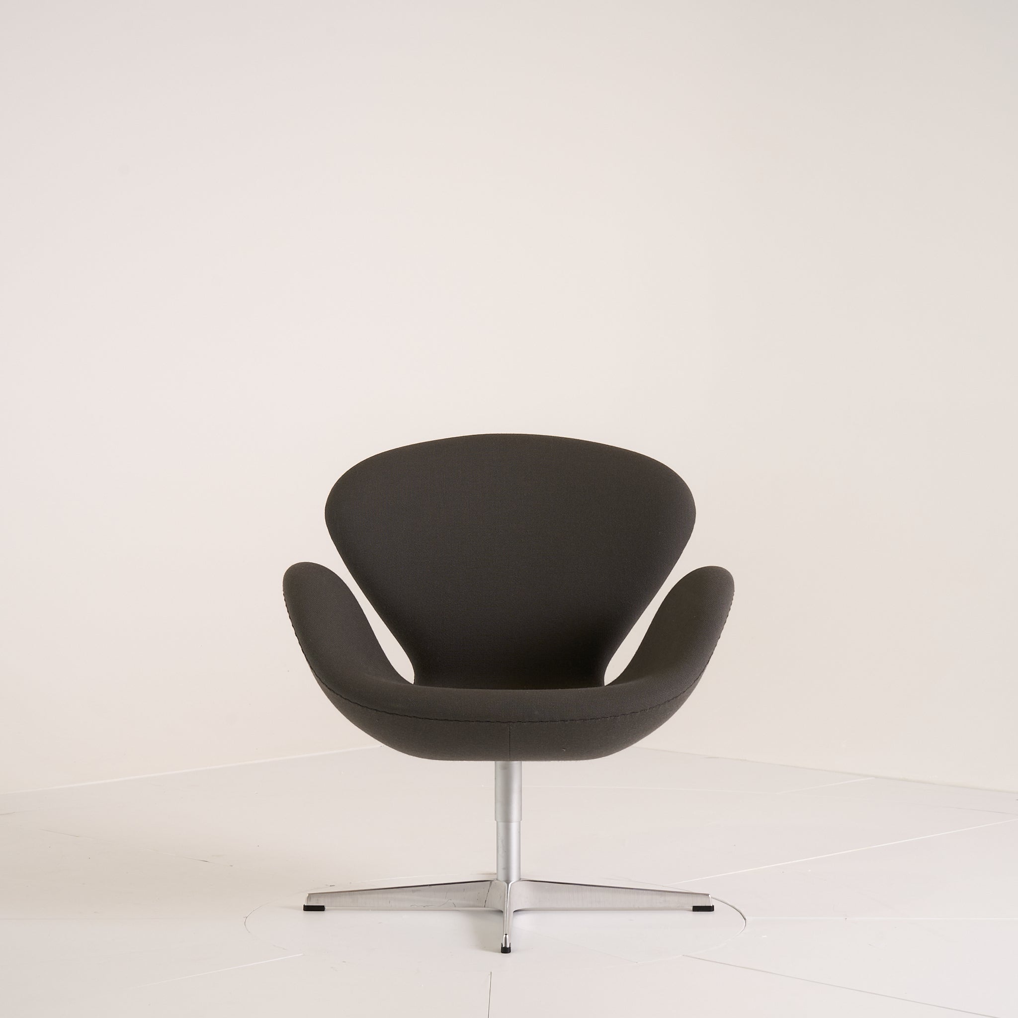 Swan Chair  by Fritz Hansen in Fame 61060 (Grey) / Brushed Aluminum | Floor Sample – Very Good | Shop Now | MO-FHA-3320-27-Hero Image-7