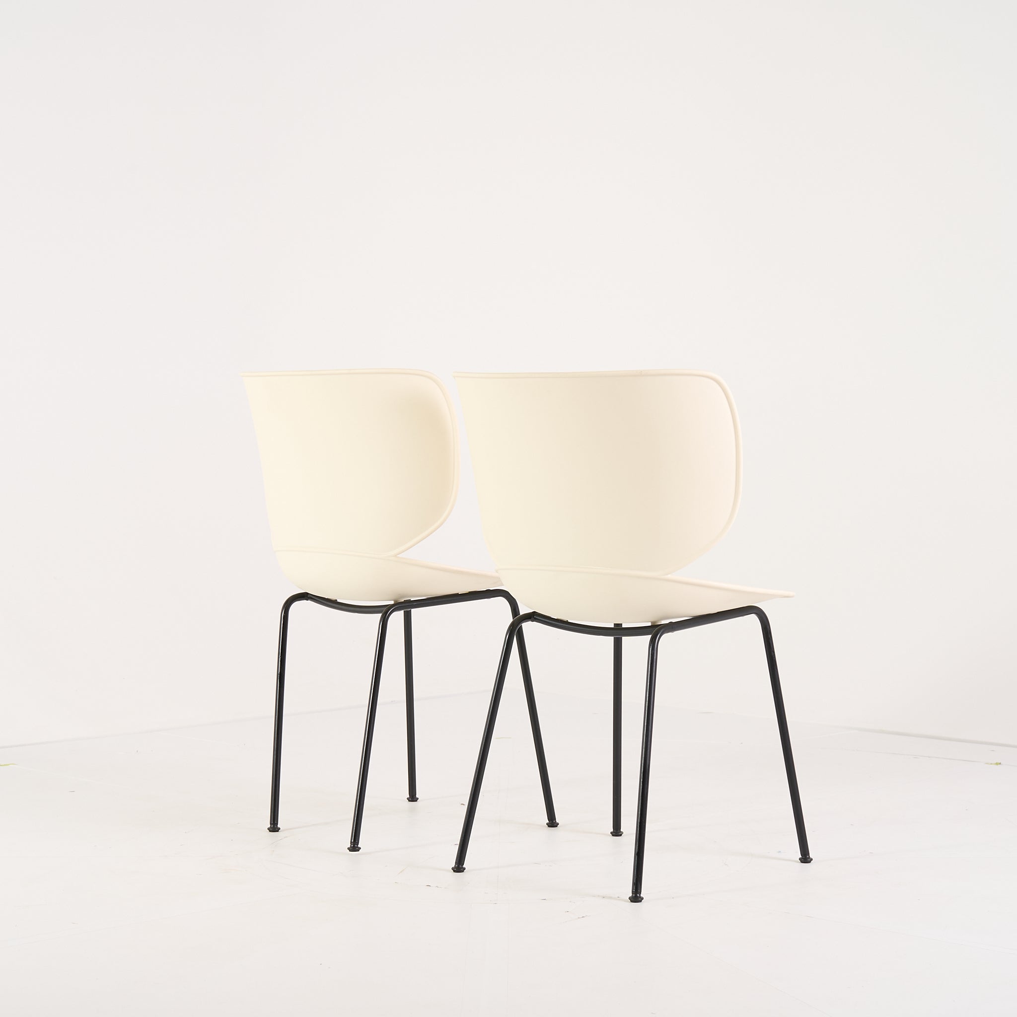 Hana Chair Un-Upholstered (Set of 2) by Moooi in Oyster White / Non-Stackable Black Legs | Project Piece – As-Is | Shop Now | MO-MOO-8718282380391-1432-Hero Image-4