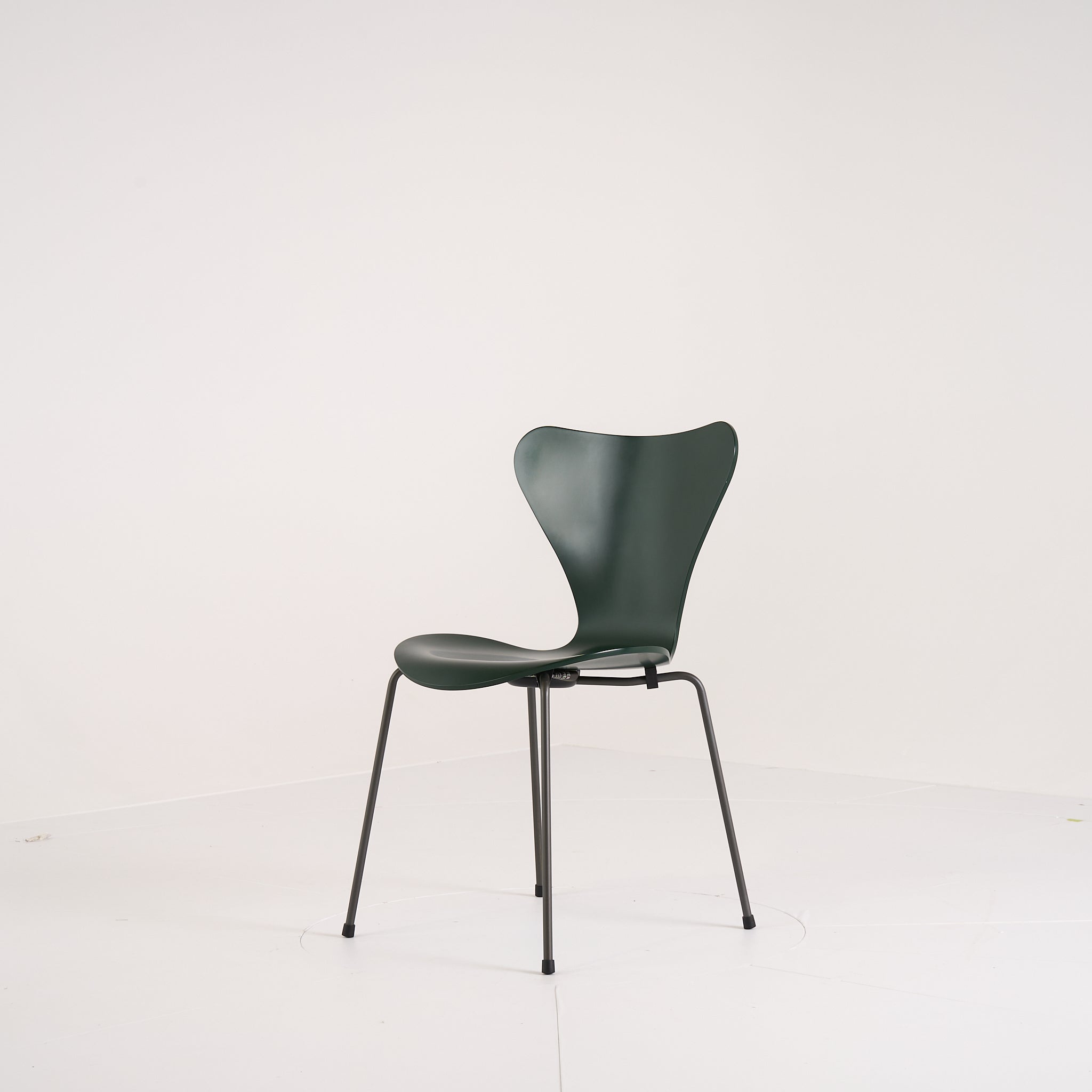 Series 7 Chair by Fritz Hansen in Evergreen Lacquer / Warm Graphite | Floor Sample – Very Good | Shop Now | MO-FHA-3107-64-Hero Image-3