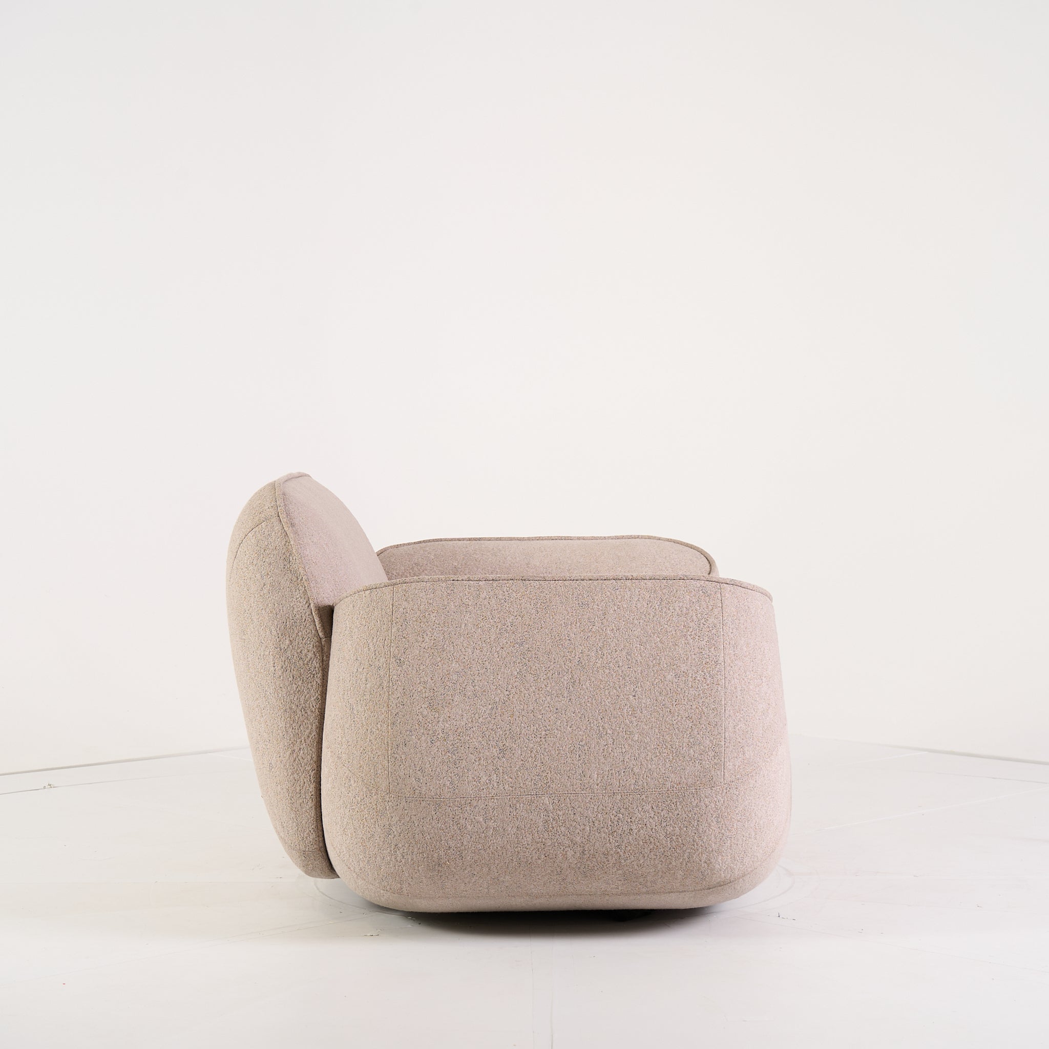 Big George Armchair by Moooi in Arda 211 | Floor Sample – Very Good | Shop Now | MO-MOO-8718282780900-1425-Hero Image-3