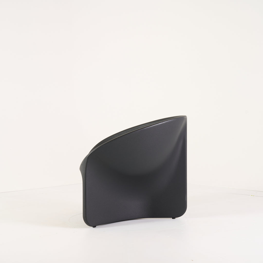 Bluff Chair by Heller in Black | Floor Sample – Very Good | Shop Now | MO-HLR-2302_06-1383-Hero Image-4