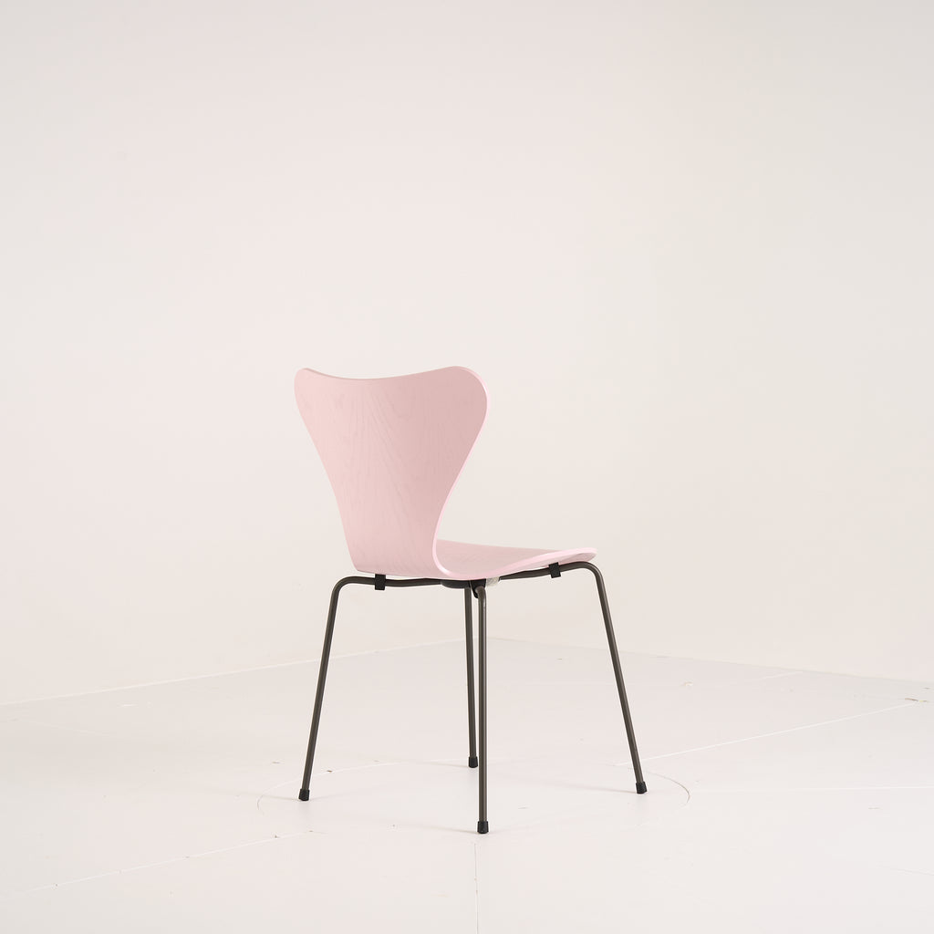 Series 7 Chair by Fritz Hansen in Pale Rose Lacquer / Warm Graphite | Gently Used – Good | Shop Now | MO-FHA-3107-67-Hero Image-7