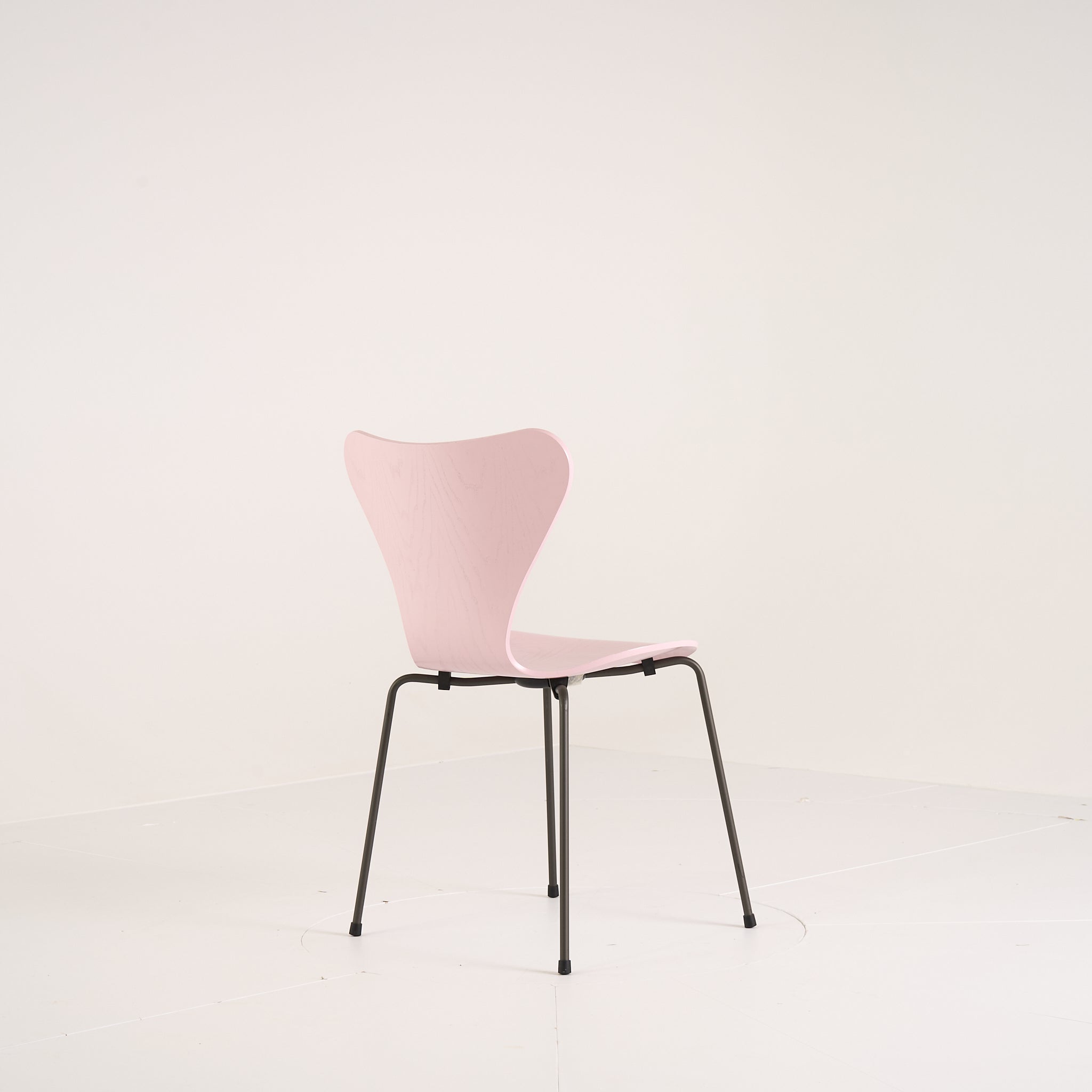 Series 7 Chair by Fritz Hansen in Pale Rose Lacquer / Warm Graphite | Gently Used – Good | Shop Now | MO-FHA-3107-67-Hero Image-7
