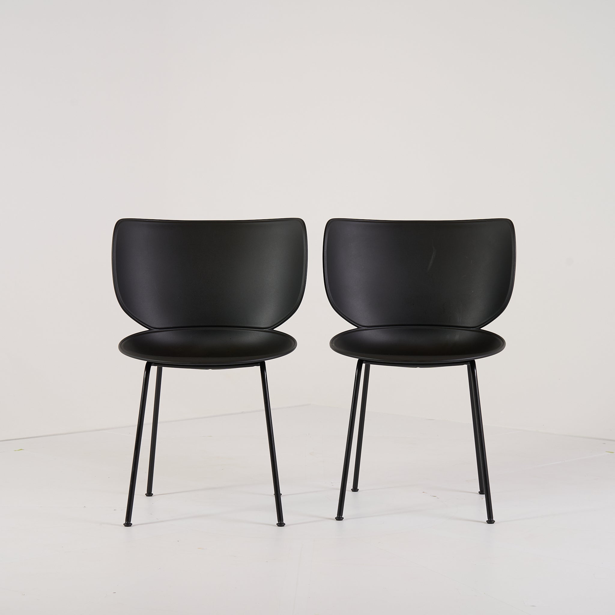 Hana Chairs Unupholstered Set of 2 by Moooi in Black, Non-Stacking | Gently Used – Good | Shop Now | MO-MOO-8718282380278-1248-Hero Image-4