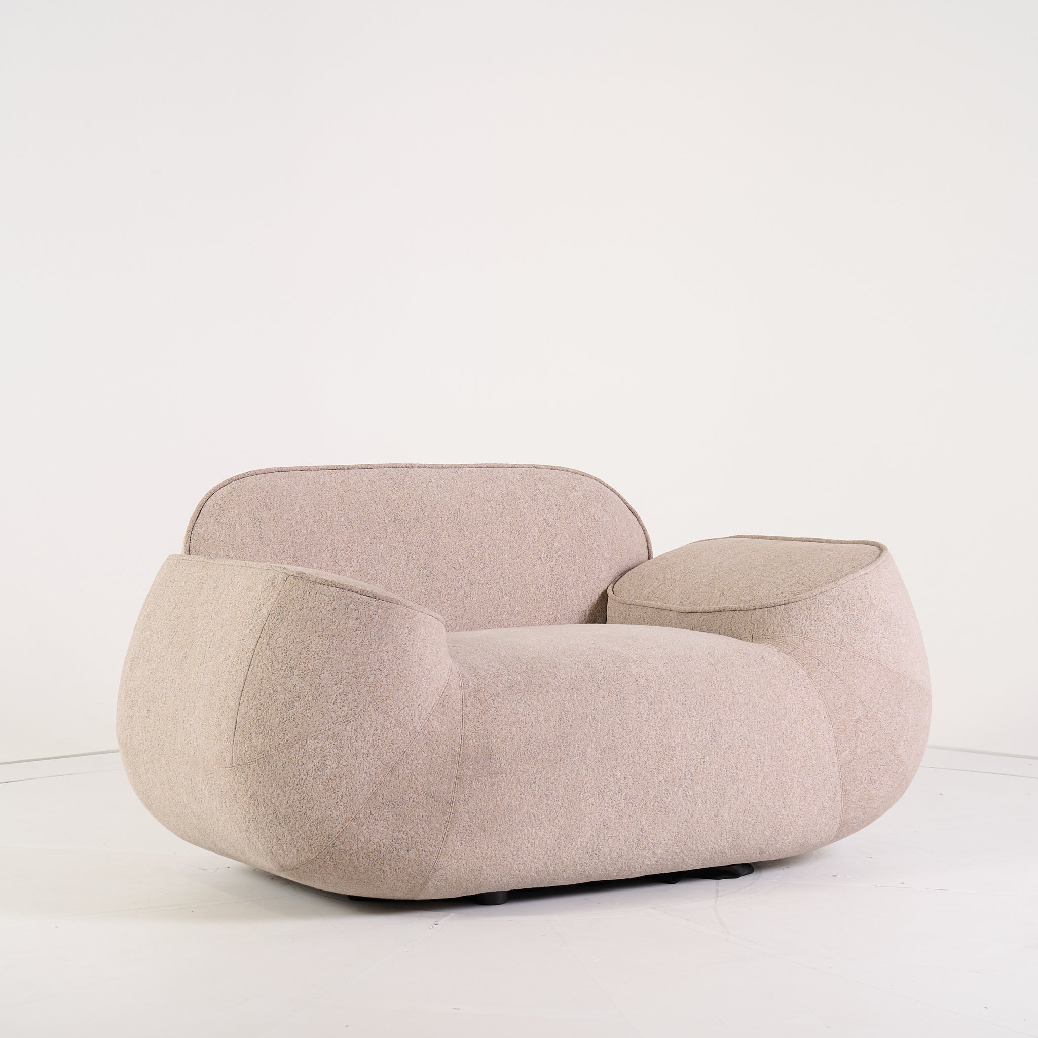 Big George Armchair by Moooi in Arda 211 | Floor Sample – Very Good | Shop Now | MO-MOO-8718282780900-1425-Hero Image-2