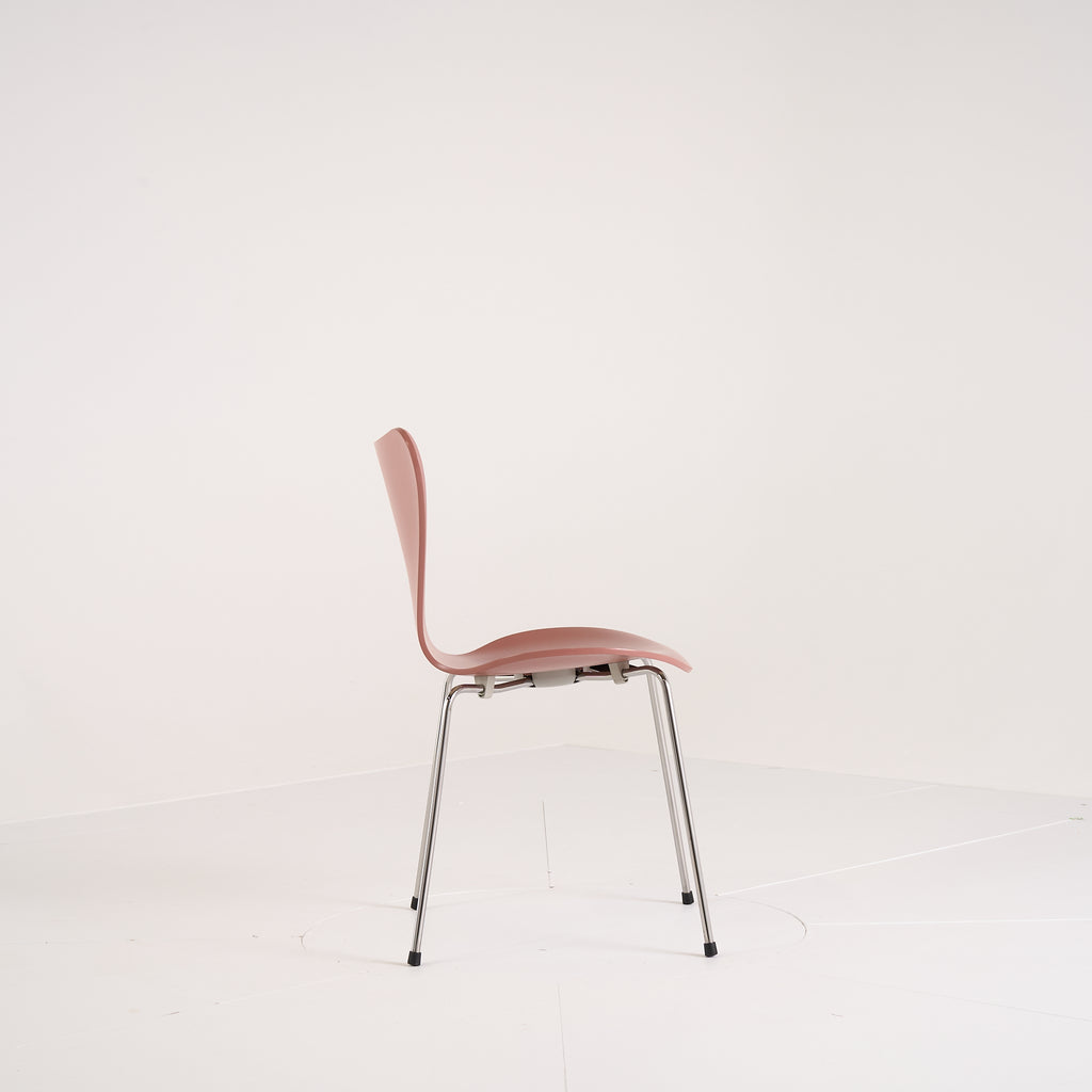 Series 7 Chair by Fritz Hansen in Wild Rose Lacquer / Warm Graphite | Open Box – Excellent | Shop Now | MO-FHA-3107-63-Hero Image-2