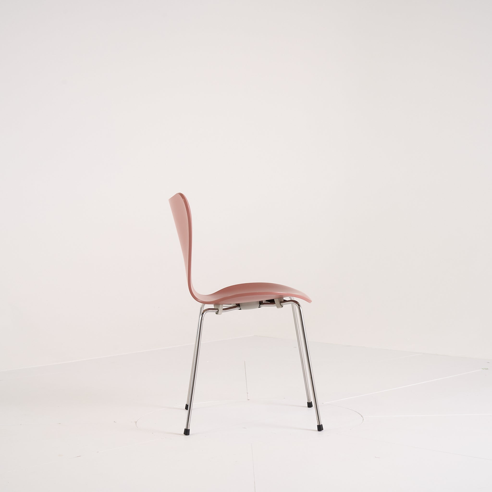 Series 7 Chair by Fritz Hansen in Wild Rose Lacquer / Warm Graphite | Open Box – Excellent | Shop Now | MO-FHA-3107-63-Hero Image-2