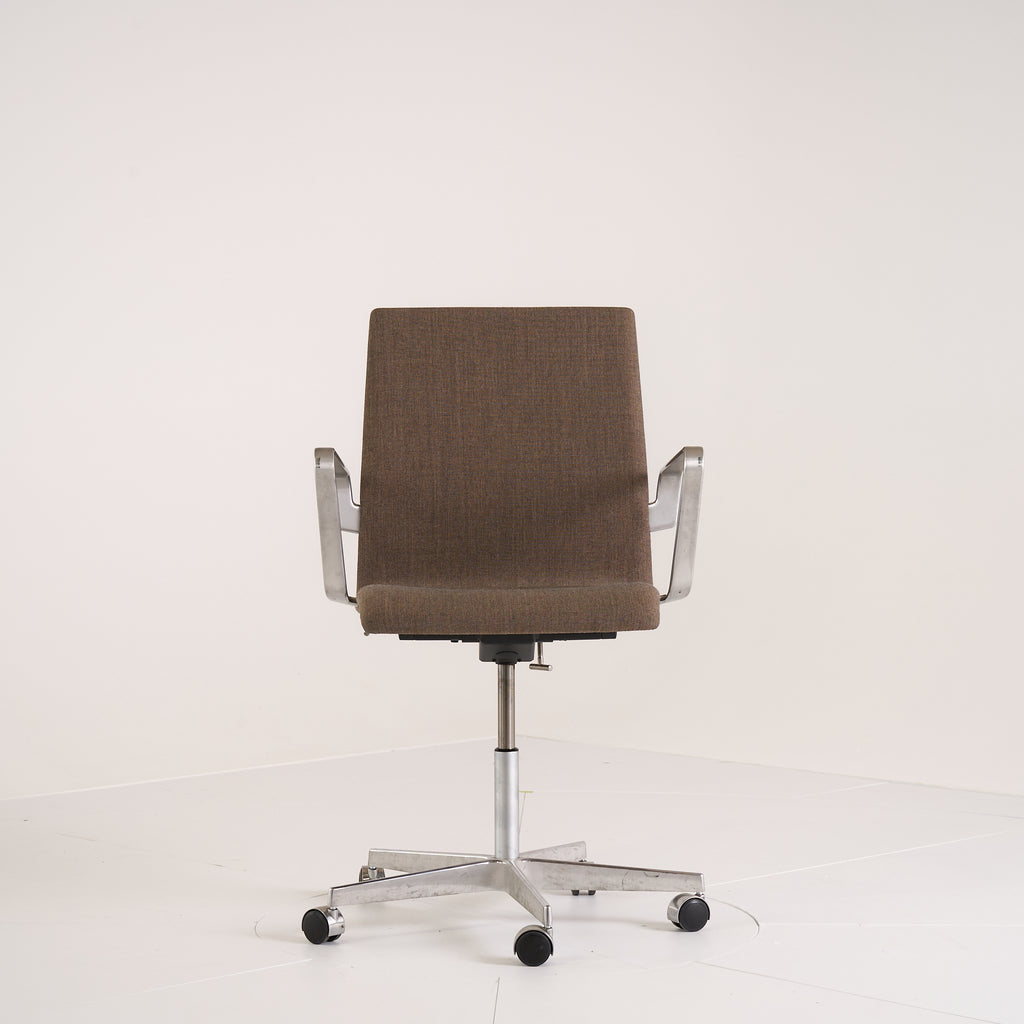Oxford by Fritz Hansen in Low Back / Canvas 264 / Chrome | Project Piece – As-Is | Shop Now | MO-FHA-3291W-45-Hero Image-1