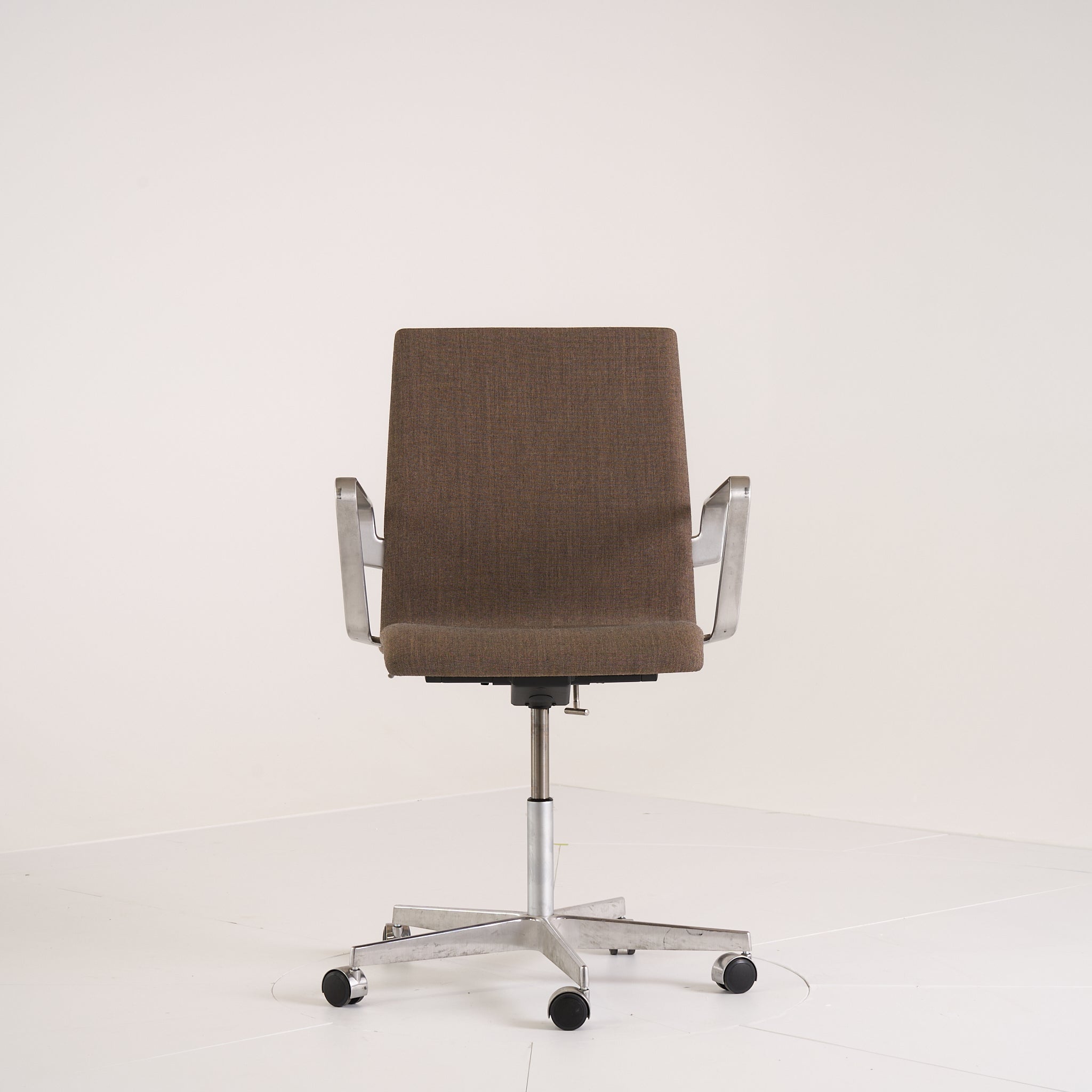 Oxford by Fritz Hansen in Low Back / Canvas 264 / Chrome | Project Piece – As-Is | Shop Now | MO-FHA-3291W-45-Hero Image-1