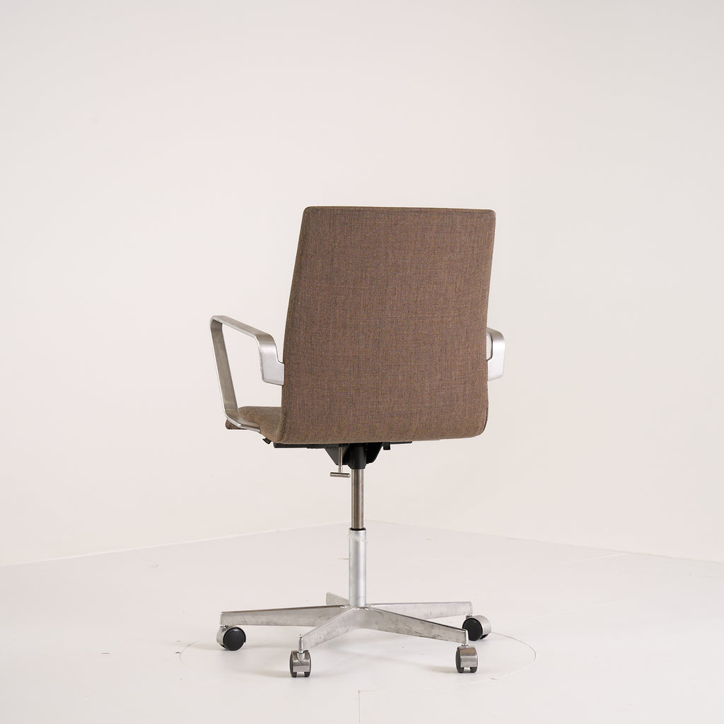 Oxford by Fritz Hansen in Low Back / Canvas 264 / Chrome | Project Piece – As-Is | Shop Now | MO-FHA-3291W-45-Hero Image-7