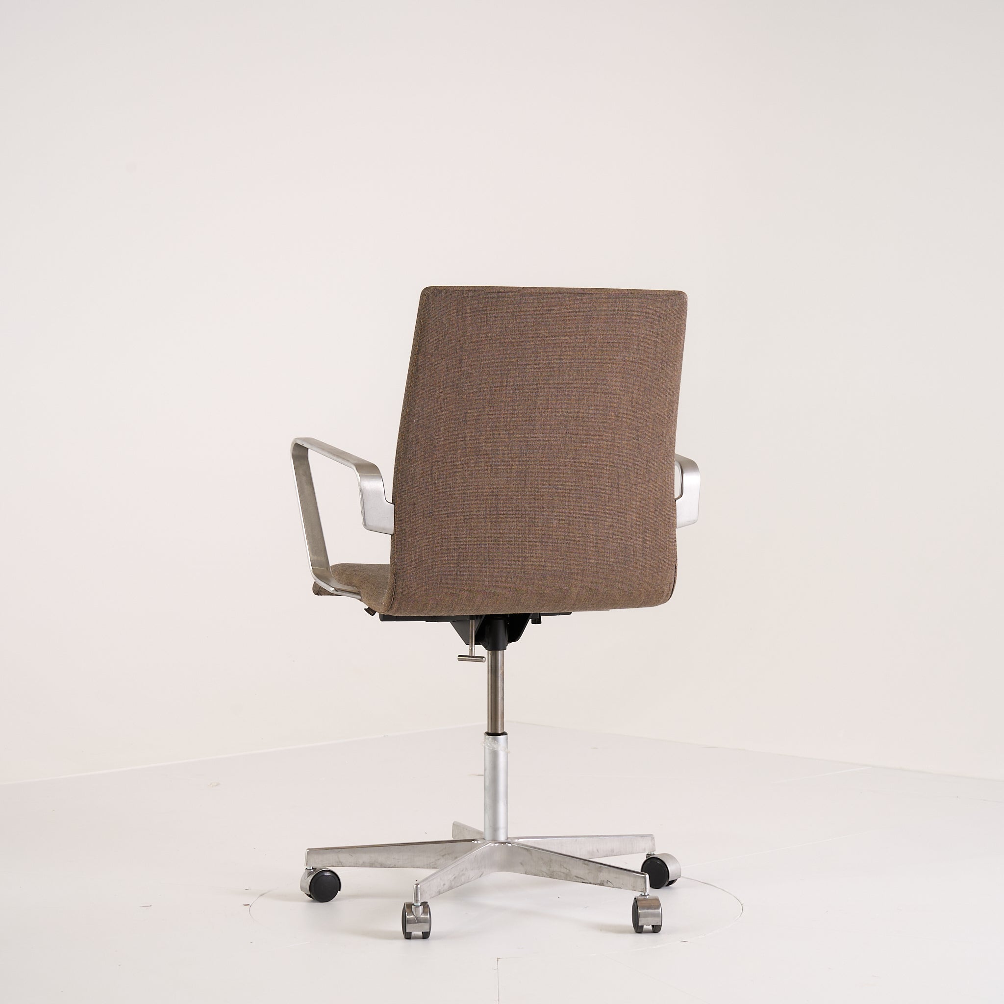 Oxford by Fritz Hansen in Low Back / Canvas 264 / Chrome | Project Piece – As-Is | Shop Now | MO-FHA-3291W-45-Hero Image-7