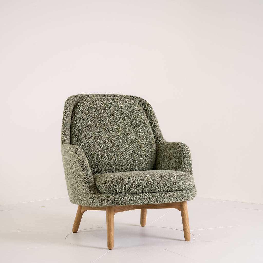 Fri Chair by Fritz Hansen in Knoll Looped In Ivy / Oak | Open Box – Excellent | Shop Now | MO-FHA-JH4-42-Hero Image-3