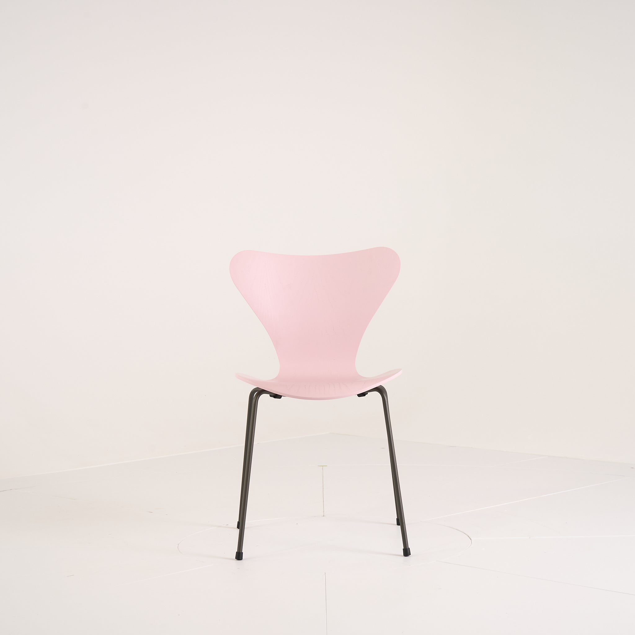 Series 7 Chair by Fritz Hansen in Pale Rose Lacquer / Warm Graphite | Gently Used – Good | Shop Now | MO-FHA-3107-67-Hero Image-6