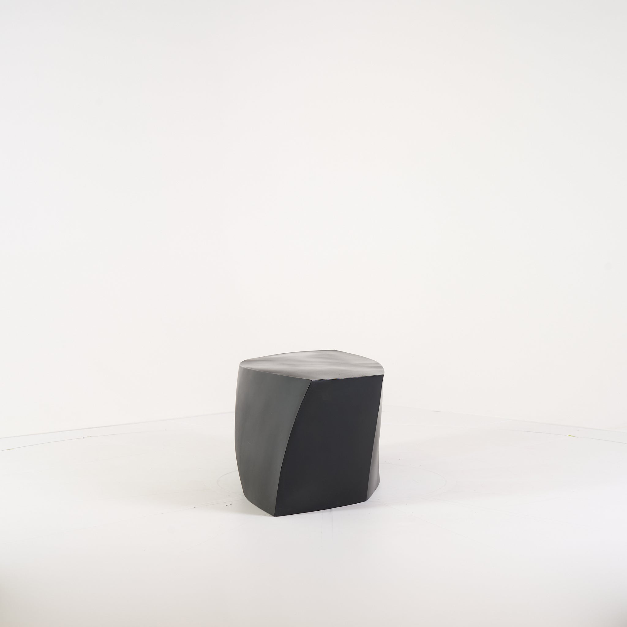 Gehry Bench by Heller in Black | Well Loved – Fair | Shop Now | MO-HLR-1018_06-1386-Hero Image-6