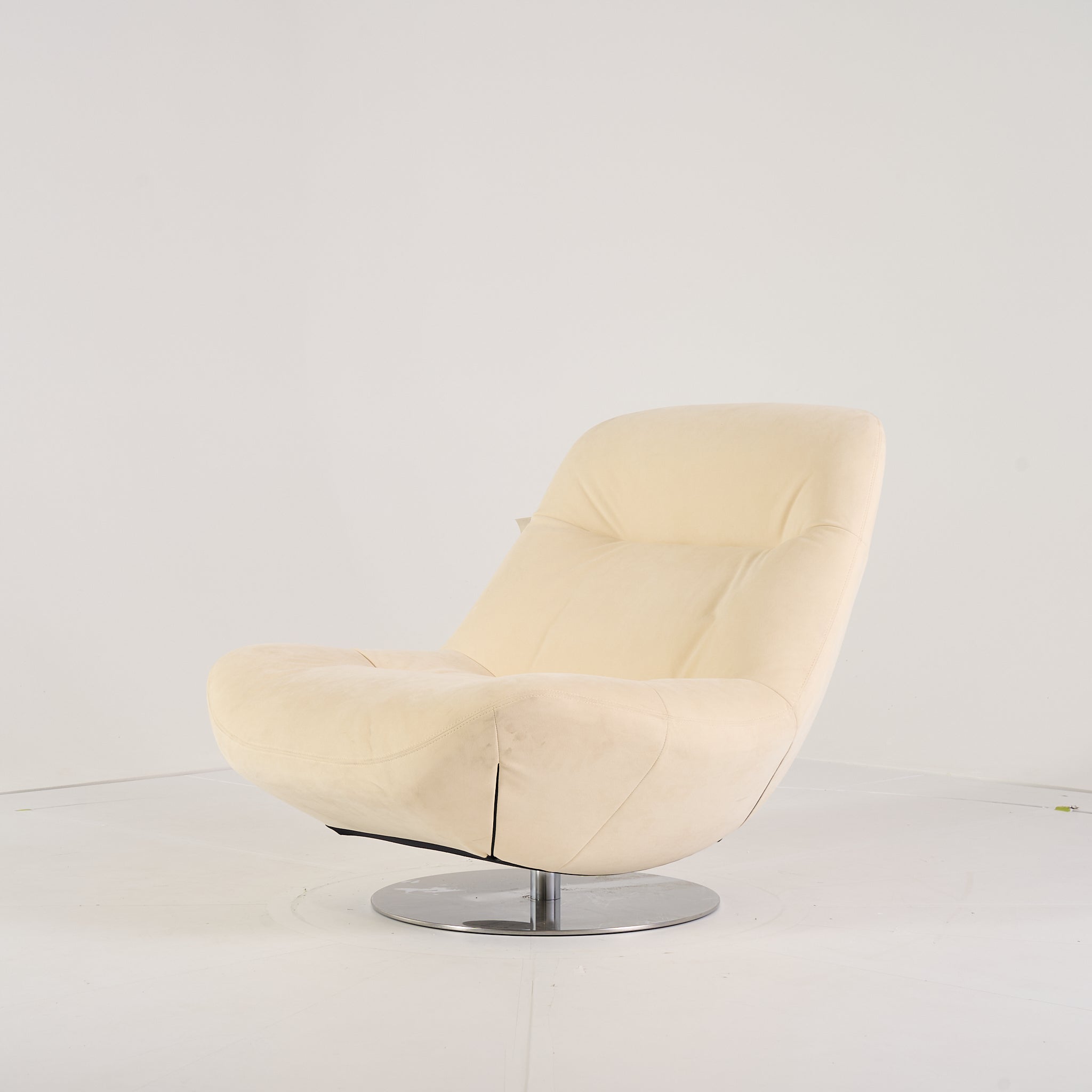 Manarola Swivelling Armchair by Ligne Roset in Alcantara Eggshell | Project Piece – As-Is | Shop Now | MO-LIR-14090200-1198-Hero Image-7